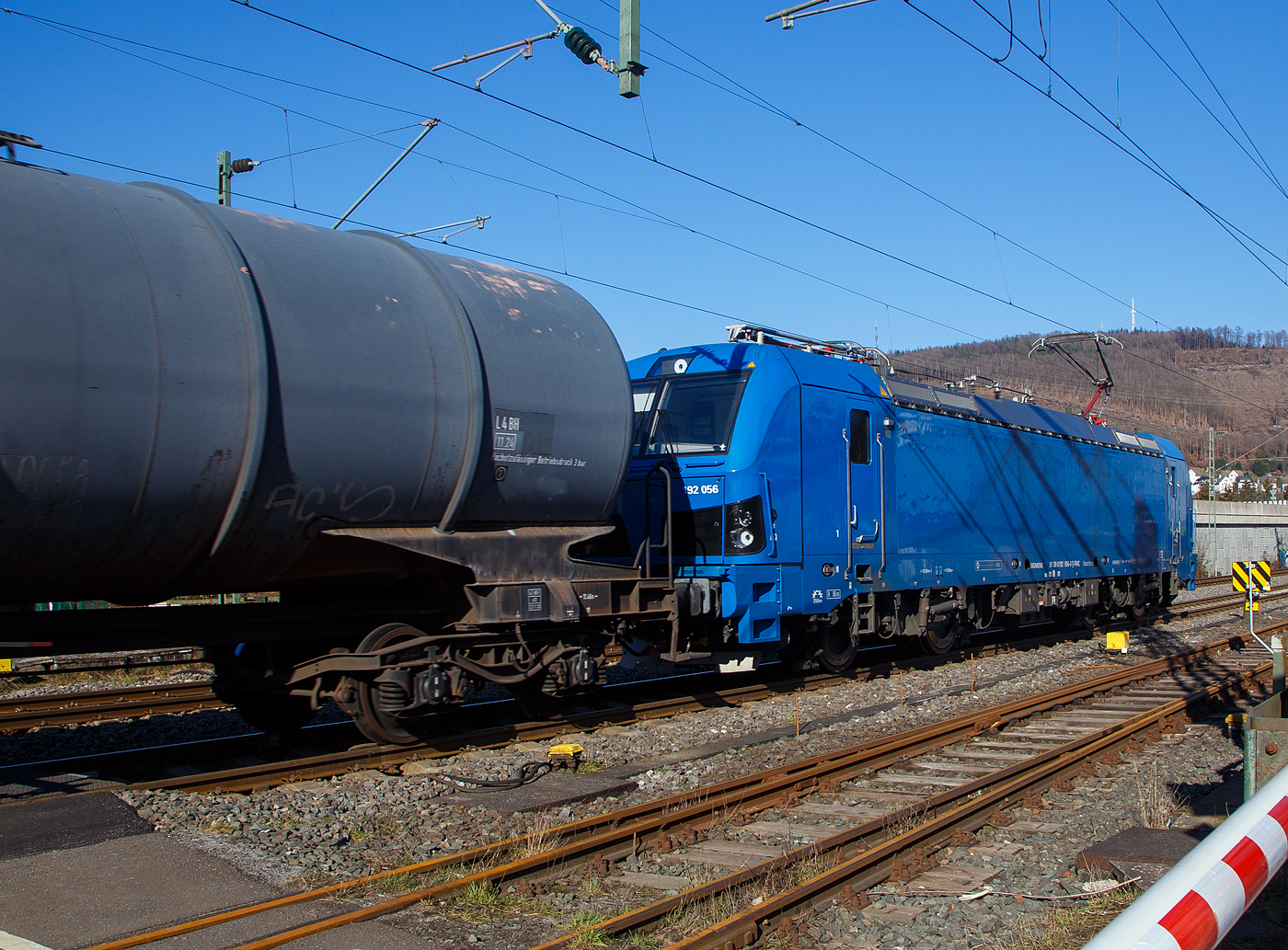 Die SIEMENS Smartron 192 056-0 (91 80 6192 056-0 D-RHC) der RheinCargo GmbH & Co. KG fhrt man 14.02.2023 mit einem Kesselwagenzug durch Niederschelderhtte, hier beim B 343 (km 112,183) kurz vor Niederschelden bzw. der Landesgrenze zu NRW, in Richtung Siegen.Der Ladung der Kesselwagen war laut Gefahrgutkennzeichnung (30/1202) Dieselkraftstoff beziehungsweise leichtes Heizl.

Die Smartron wurde 2022 von Siemens Mobilitiy in Mnchen-Allach unter der Fabriknummer 23001gebaut. Die Abnahme durch die RHC war 07.12.2022, so ist sie erst wenige Wochen im Einsatz.
