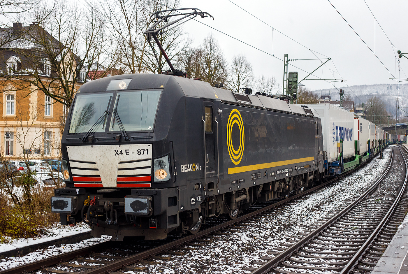 Die Siemens Vectron AC - X4 E - 871 bzw. 193 871-1 (91 80 6193 871-1 D-DISPO) der Beacon Rail Capital Europe GmbH (Mnchen) fhrt am 10 Januar 2025 mit dem HELROM Trailer Zug Wien – Dsseldorf (einem KLV-Zug), durch den Bahnhof Kirchen (Sieg) in Richtung Kln.

Die Siemens Vectron AC wurde 2013 von Siemens Mobility GmbH in Mnchen-Allach unter der Fabriknummer 21834 gebaut und an die MRCE - Mitsui Rail Capital Europe GmbH (Mnchen) als X4 E – 871 geliefert. Seit September 2023 hat die Beacon Rail Metro Finance B.V. die Mitsui Rail Capital Europe B.V. (Amsterdam) und somit auch die Mitsui Rail Capital Europe GmbH im Mnchen bernommen, so firmiert sie nun als Beacon Rail Capital Europe GmbH, Mnchen (BRCE / DISPO).

Diese Vectron Lokomotive ist ein Wechselstrom-Variante in der Version AC B03 und ist zugelassen fr Deutschland, sterreich und Ungarn. Sie ist mit einer Leistung von 6.400 kW konzipiert und hat eine Hchstgeschwindigkeit von 200 km/h