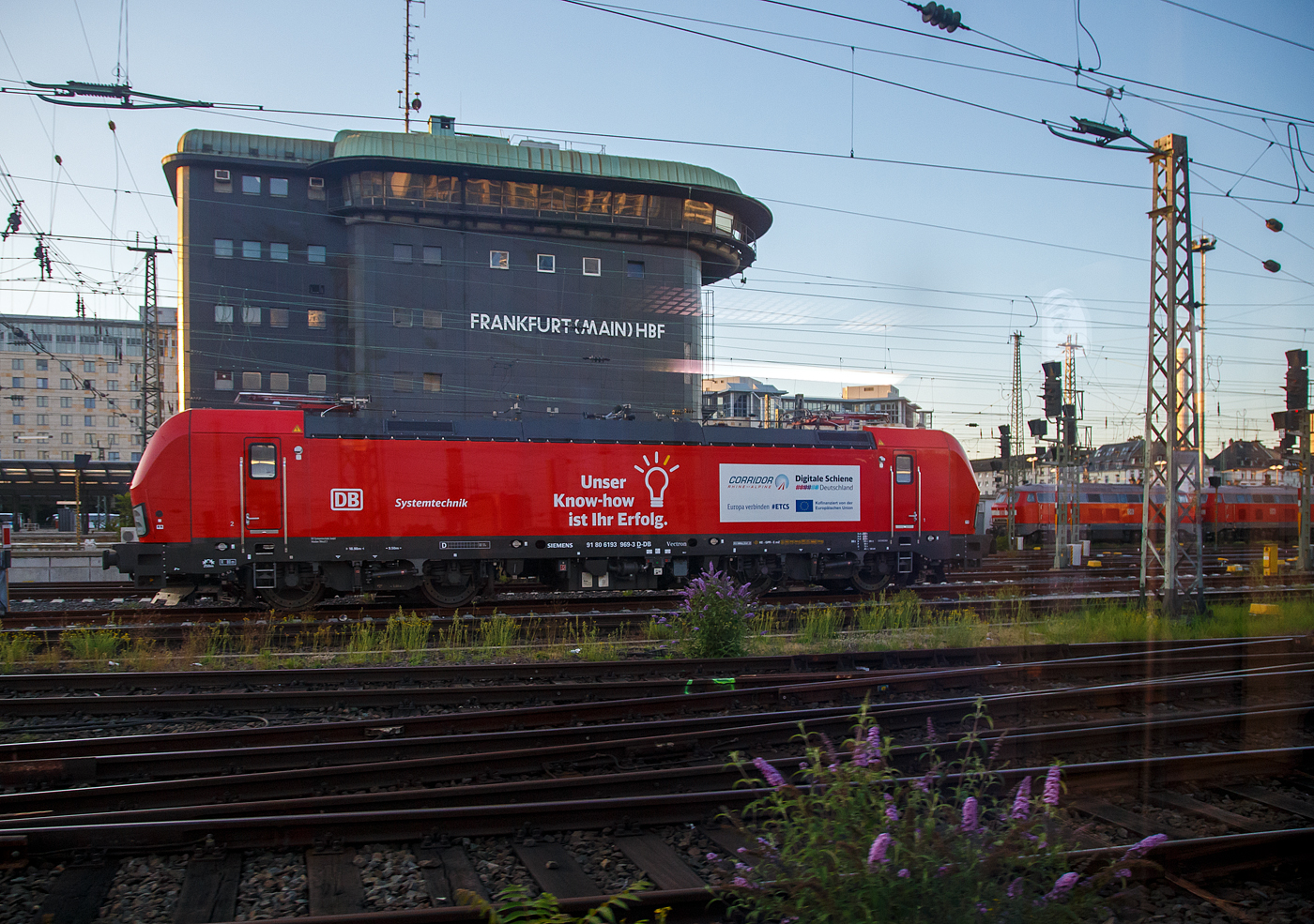 Die SIEMENS Vectron AC 193 969-3 (91 80 6193 969-3 D-DB) der DB Systemtechnik GmbH (Minden) ist am 07.09.2023 beim U-Boot (ehem. Stellwerk) Frankfurt (Main) Hbf abgestellt. Ein Bild aus unserem IC, daher leider etwas mit Spiegelung.

Die SIEMENS Vectron AC wurde 2021 von Siemens Mobilitiy in München-Allach, in der Variante B14, unter der Fabriknummer 22919 gebaut. Diese VECTRON ist ausschließlich nur in Deutschland zugelassen.
