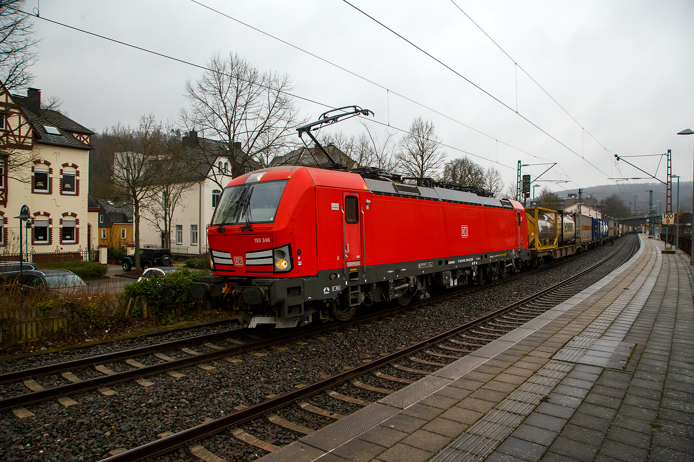 Die Siemens Vectron MS 193 348-0 (91 80 6193 348-0 D-DB) der DB Cargo AG fährt am 31.01.2023 mit einem „HUPAC-Zug“ (KLV/Container-Zug) durch Kirchen (Sieg) in Richtung Köln.

Die Vectron MS wurde 2018 von Siemens in München unter der Fabriknummer 22427 gebaut und an die DB Cargo geliefert.  Diese Vectron Lokomotive ist als MS – Lokomotive (Multisystem-Variante) mit 6.400 kW konzipiert und zugelassen für Deutschland, Österreich, Schweiz, Italien, Niederlande und Belgien (D/A/CH/I/NL/B), sie hat eine Höchstgeschwindigkeit von 200 km/h. So ist es möglich ohne Lokwechsel vom Mittelmeer die Nordseehäfen Rotterdam oder Hamburg an zu fahren.

Die Vectron MS hat folgende Leistungen:
Unter 15kV, 16,7Hz und 25kV, 50Hz Wechselstrom mit 6.400kW;
unter 3kV Gleichstrom mit 6.000kW sowie
unter 1,5kV Gleichstrom 3.500kW