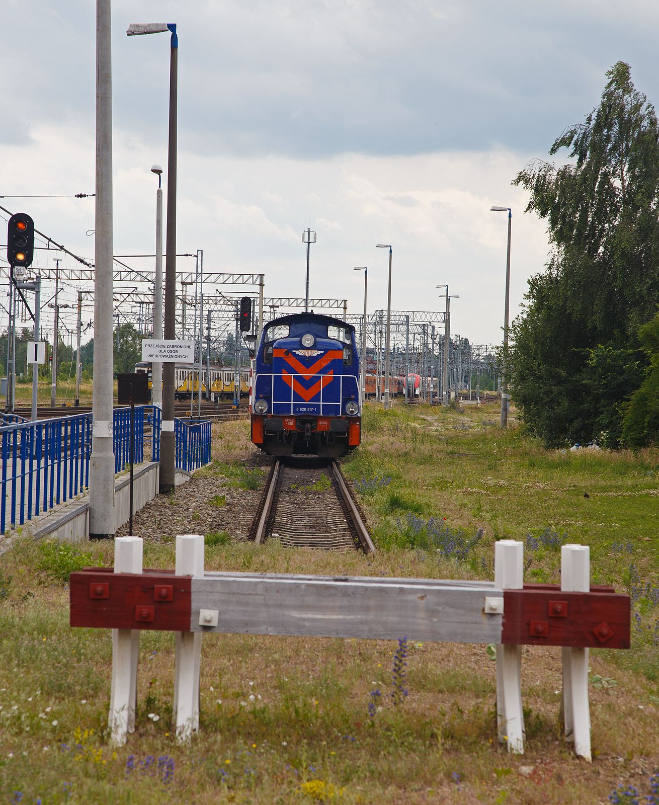 Die SM42-616 (98 51 8 620 817-1 PL PKPIC), eine Fablok 6Da (Typ Ls800E) der PKP Intercity, steht am 25 Juni 2017 beim Hauptbahnhof Posen (Poznań Głwny).

Die Lok wurde 1973 von FABLOK in Chrzanw unter der Fabriknummer 8772 gebaut.
