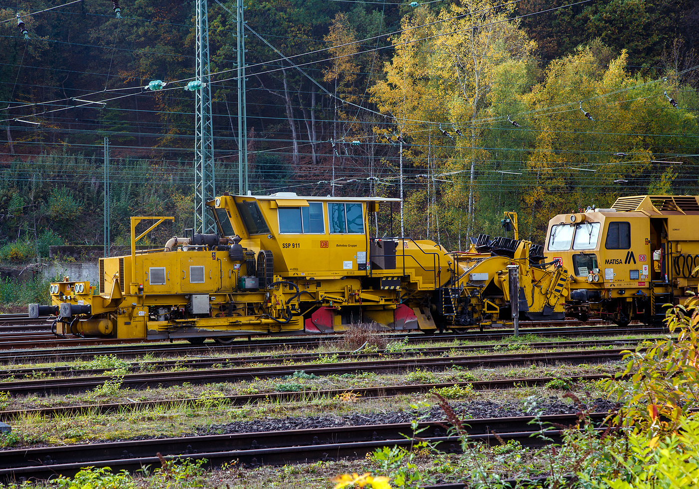 Die SSP 911 Schnellschotterplaniermaschine der Bahnbau Gruppe eine Deutsche Plasser SSP 110 SW (Schweres Nebenfahrzeug Nr. D-DB 99 80 9425 077-1, ex 97 16 40 065 18-3) ist am 29.10.2022 in Betzdorf (Sieg) abgestellt.

Die Schotterplaniermaschine wurde 1995 von der Deutsche Plasser unter der Fabriknummer 612 gebaut.

TECHNISCHE DATEN der SSP 110 SW:
Spurweite: 1.435 mm
Achsanzahl: 2
Eigengewicht: 37 t
zul. Anhängelast: 20 t
Länge über Puffer: 17.500 mm
Achsabstand: 8.100 mm
Motorleistung: 400 kW
Höchstgeschwindigkeit: 90 km/h
Kleinster befahrbarer Radius: 120 m
zul. Streckenklasse: B1 oder höher
Zur Mitfahrt zugel. Personen: 5

Dahinter steht noch die USM 641 eine Matisa Universal-Stopfmaschine B 66 U – D2 (Schweres Nebenfahrzeug Nr. D-DB 99 80 9424 026-9, ex 97 43 38 002 17-9), ex DB Netz AG.