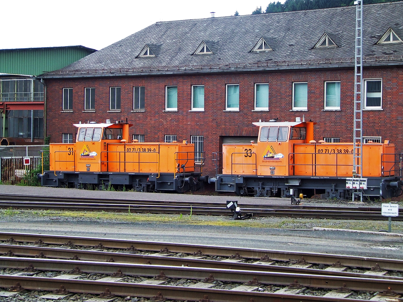 Die zwei MaK G 763 C der Kreisbahn Siegen-Wittgenstein GmbH stehen am 16.05.2008 (noch) in Siegen-Eintracht. Links die KSW 31 (ex SK 31) und die KSW 33 (SK 33), 

Die KSW 31 wurde 1989 von MaK in Kiel unter der Fabriknummer 700093 gebaut und als SK 31 an die Siegener Kreisbahn GmbH geliefert, die KSW 33 wurde 1993 unter der Fabriknummer 700110 gebaut und als SK 33 an die Siegener Kreisbahn GmbH geliefert. Beide Loks wurden 2008 verkauft, die 31 ist heute bei der VGH - Verkehrsbetriebe Grafschaft Hoya GmbH (Nr. 22) und hat die NVR-Nummer: 98 80 0262 217-9 D-VGH, die 33 ist heute bei der K+S Minerals and Agriculture GmbH im Werk Heringen als Nr. 2, sie hat keine UIC-Nummer.

Die Lokomotive MaK G 763 C ist eine dieselhydraulische Lokomotive, die von der Maschinenbau Kiel (MaK) gebaut wurde. Sie wird dem 3. Typenprogramm von MaK, das ab 1977 angeboten wurde, zugerechnet. Sie stellt die Nachfolgerin der in 18 Exemplaren gebauten MaK G 761 C dar, unterscheidet sich von dieser durch einen stärkeren MTU-Motor Reihe 396 und hat ein anderes Getriebe. Die Führerhäuser waren aus Sicherheitsgründen nicht mehr direkt vom Boden, sondern nur über den Umlauf erreichbar. Die MaK G 763 C hat drei im Rahmen sitzende Achsen, die über Gelenkwellen angetrieben werden. Sie hat eine Leistung von 560 kW und erreicht eine maximale Geschwindigkeit von bis zu 40 km/h. Sie bringt es auf eine Dienstmasse von bis zu 66 t. Ihr Tankinhalt beträgt 1.500 l.

Von der MaK G 763 C wurde zwischen 1982 und 1993 insgesamt 27 Exemplaren gebaut. Größte Abnehmer mit jeweils drei Lokomotiven waren die Siegener Kreisbahn und die Städtischen Häfen Hannover. Alle Lokomotiven befinden sich noch im Dienst. Im Deutschen Fahrzeugeinstellungsregister wurde für diese Bauart die Baureihennummer 98 80 0262 vergeben.

Technische Daten:
Spurweite:  1435 mm
Achsfolge:  C
Länge über Puffer:  9.870 mm
Achsstand: 3.800 mm
größte Breite:  3.100 mm
größte Höhe über Schienenoberkante:  4.220 mm
Raddurchmesser neu:  1.000 mm
kleinster befahrbarer Gleisbogen: 40 m
Dienstgewicht:  54 - 66 t
Motor:  Sechszylinder-MTU-Dieselmotor, Typ  6V 396 TC13
Leistung: 560 kW
Drehzahl:  1.800 U/min
Getriebe: Voith, Typ  L3r4U2
Leistungsübertragung: hydraulisch
Höchstgeschwindigkeit:  32 - 40 km/h
Kraftstoffvorrat:  1500 l
