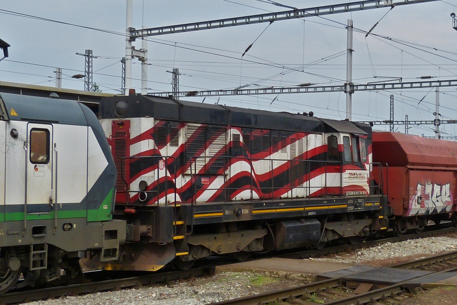 Diesellok CZ-TLSSK 92 54 2742 167-0 eingereiht in einem Gterzug hinter der Lok, aufgenommen bei der Durchfahrt des Bahnhofs Bratislava. 05.06.2023