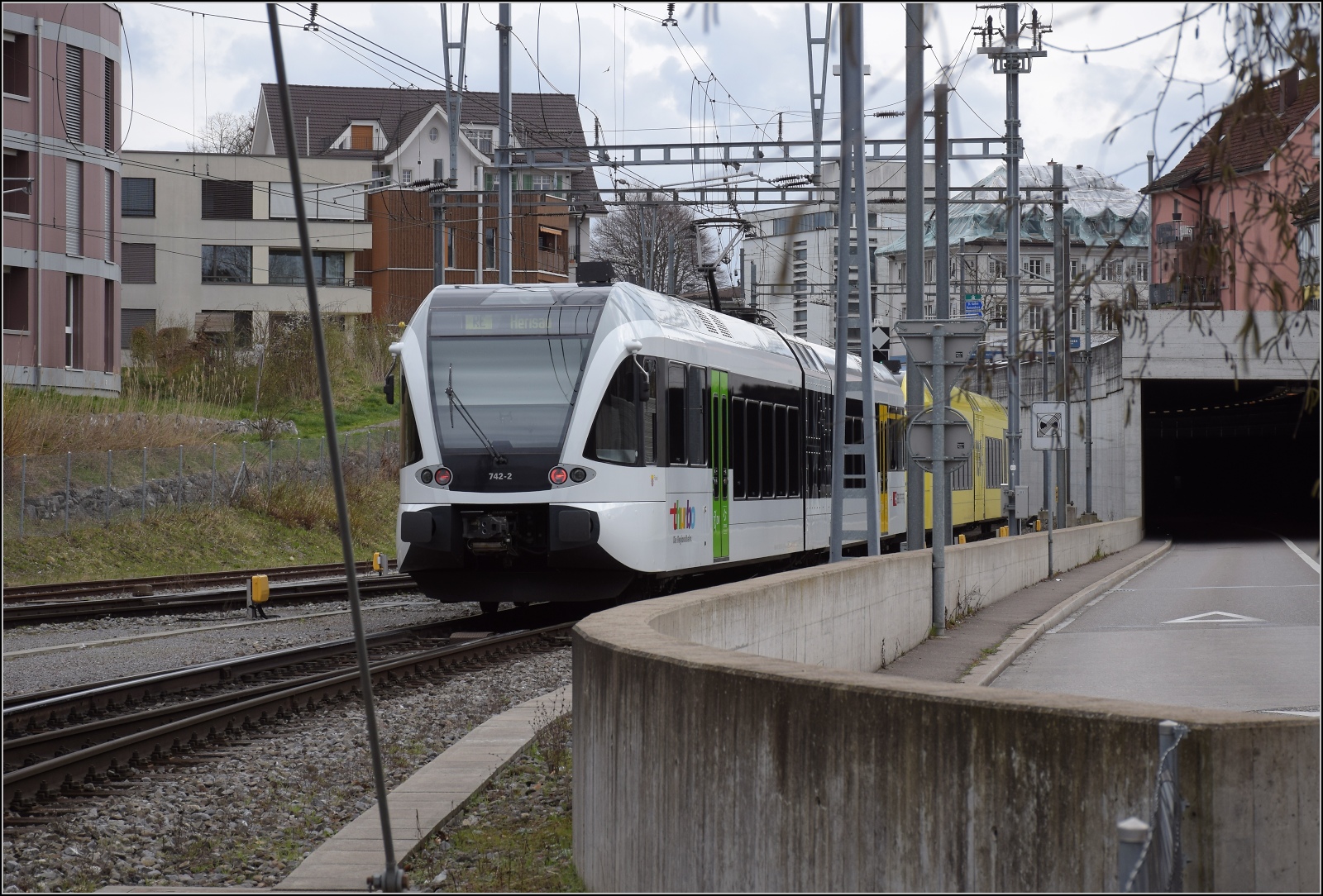 Dieser Tage streiken mal nicht Fahrzeuge, Weichen oder Signale im großen Kanton, sondern die Mitarbeiter.

Züge von und nach Konstanz enden bereits in Kreuzlingen. Hier steht ein IR aus EW IV mit Re 460 100 im Bahnhof. Man beachte die Position des Steuerwagens. Der zweite Zug ist eine Doppeltraktion kurzer Thurbo-GTW mit dem gelben RABe 526 707 und RABe 526 742. Normalerweise wechselt der Zug hier auf das Gleis nach Konstanz, jedoch wird diesmal nicht über Los gefahren sondern direkt nach St. Gallen. März 2023.