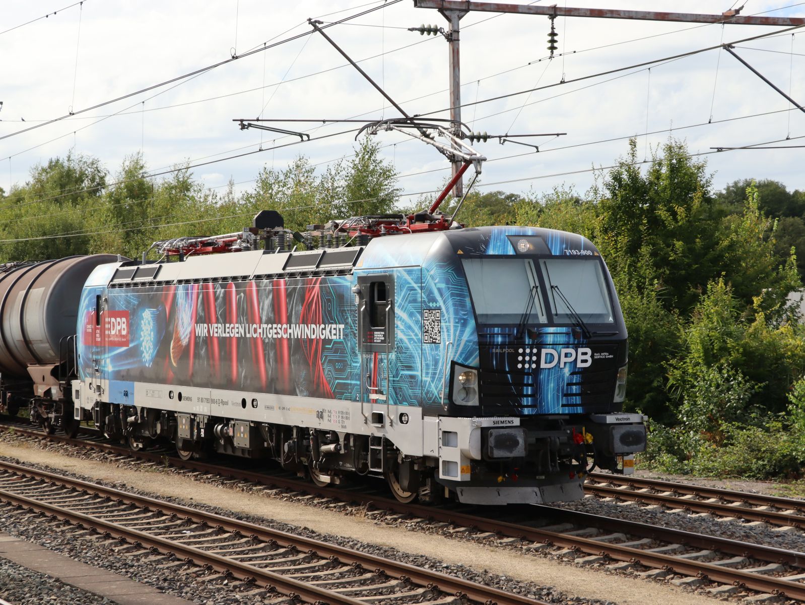 DPB Rail Infra Service Lokomotive 193 900-6 (193 900-6 91 80 7193 900-6 D-Rpool) Bahnhof Bad Bentheim 27-08-2025.

DPB Rail Infra Service locomotief 193 900-6 (193 900-6 91 80 7193 900-6 D-Rpool) station Bad Bentheim 27-08-2025.