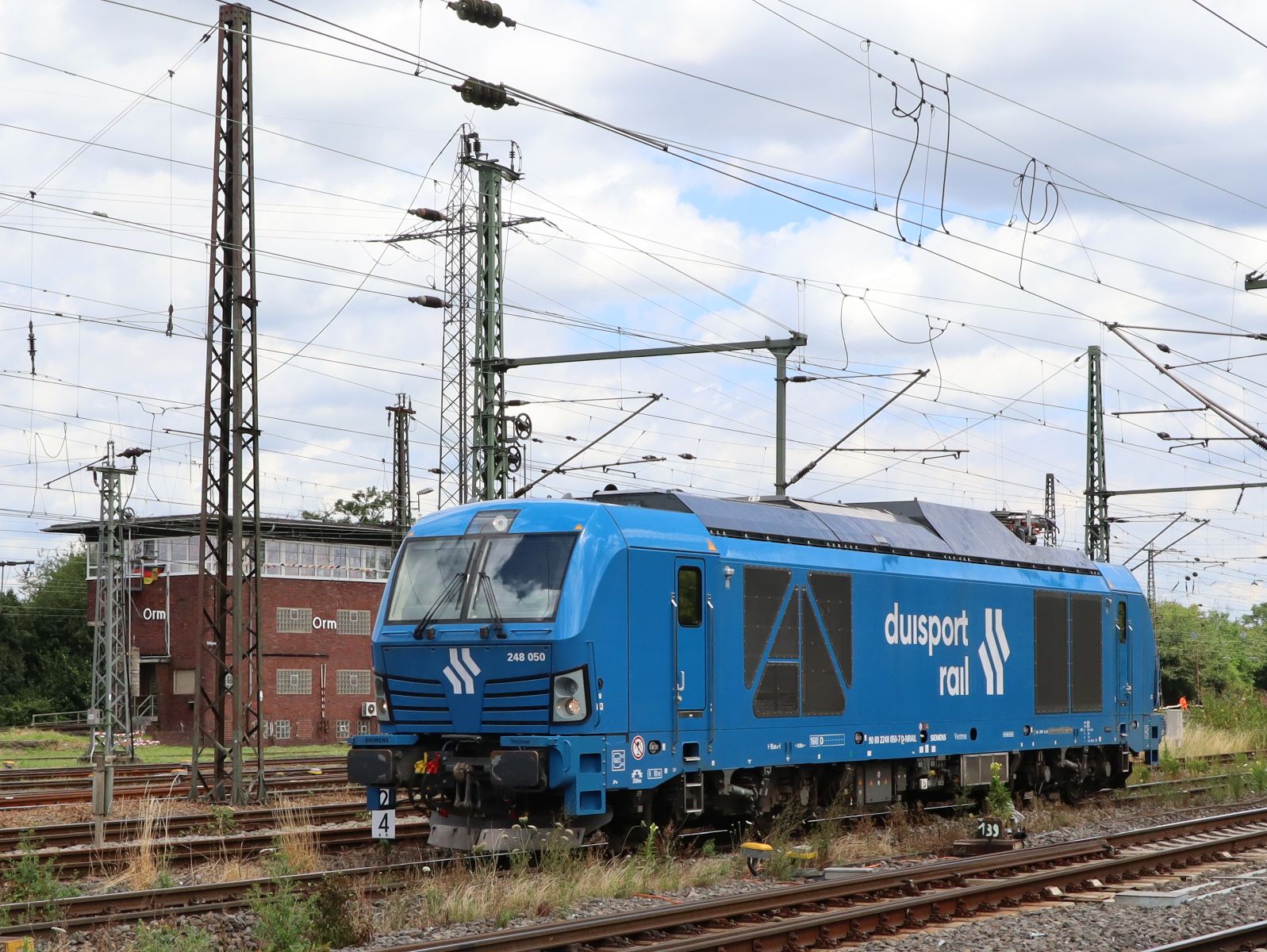Duisport Rail Vectron Dual Mode elektrische und Diesel Lokomotive 248 050-7 (90 80 2248 050-7 D-NRAIL) G�terbahnhof Oberhausen West 11-07-2024.

Duisport Rail Vectron Dual Mode elektrische en dieselelektrische locomotief 248 050-7 (90 80 2248 050-7 D-NRAIL) goederenstation Oberhausen West 11-07-2024.