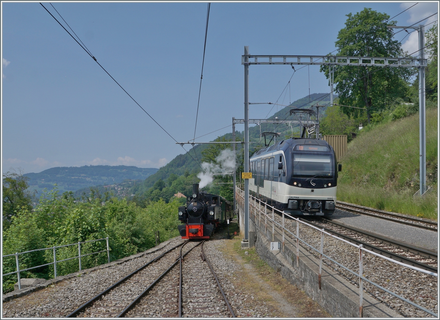 Durch die Grsse des Bahnhofs Chamby und des Betriebsgeschehen ein eher seltenes Ereignis: Paralleleinfahrt des MOB GoldenPass Panoramic 2221 mit dem Alpina ABe 4/4 9303 und dem Blonay-Chamby Dampfzug mit der SEG G 2x 2/2 105.

28. Mai 2023