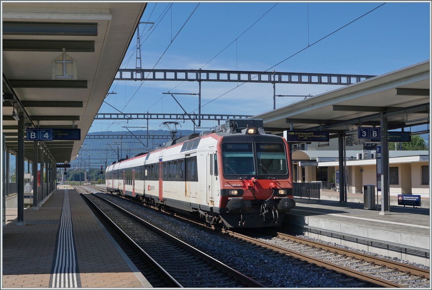 Ebenfalls eher ungewohnt in Ins zeigt sich ein SBB RBDe 560  Domino  mit der Reiseziel Romont FR; nun dieser SBB domino ist im Einsatz für die TPF und wird quer durchs Freiburgerland (via Murten und Fribourg) bis nach Romont fahren. 

12. Sept. 2022