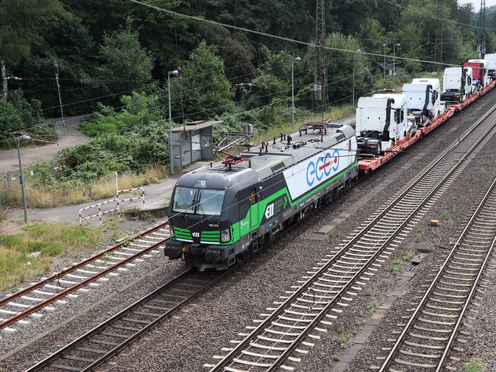 Ecco Rail lokomotive 193 211-0 (91 80 6193 211-0 D-ELOC)  Jimmy  Duisburg Entenfang 18-08-2022.

Ecco Rail locomotief 193 211-0 (91 80 6193 211-0 D-ELOC) met de naam  Jimmy  Duisburg Entenfang 18-08-2022.