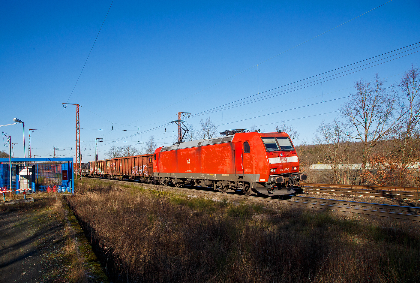 Eigentlich hatte ich mich auf einen Zug aus der anderen Richtung eingestellt, so war für diesen der Standort nicht ideal....
Die 185 157-5 (91 80 6185 157-5 D-DB) der DB Cargo AG fährt am 07.02.2023 mit einem gemischten Güterzug durch Rudersdorf (Kr. Siegen) in Richtung Dillenburg.

Die TRAXX F140 AC1 wurde 2003 von Bombardier in Kassel unter der Fabriknummer 33629 gebaut.