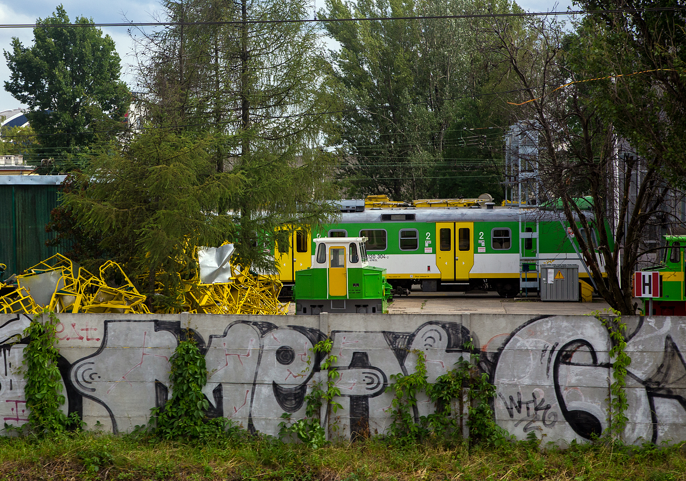 Ein Akkuschleppfahrzeug ASF EL 16 der Koleje Mazowieckie (Masowische Eisenbahnen) am 25 Juni 2017 im Depot Warszawa -Ochota (Warschau), aufgenommen aus einem Zug. Rechts versteckt sich noch ein weiteres ASF.

Dieses ASF der ehemaligen DR Baureihe EL 16 wurden in den 1970/80er Jahren von LEW (VEB Lokomotivbau Elektrotechnische Werke „Hans Beimler“, Hennigsdorf) gebaut und auch einige nach Polen an die polnische Staatsbahn PKP geliefert. In Deutschland werden sie heute unter der Baureihe 383 gefhrt.

Die Akkuschleppfahrzeuge (ASF) der Baureihe EL 16 sind kleine, schienengebundene, batterie-elektrisch angetriebene Schleppfahrzeuge fr den innerbetrieblichen Rangier- und Verschiebedienst.
