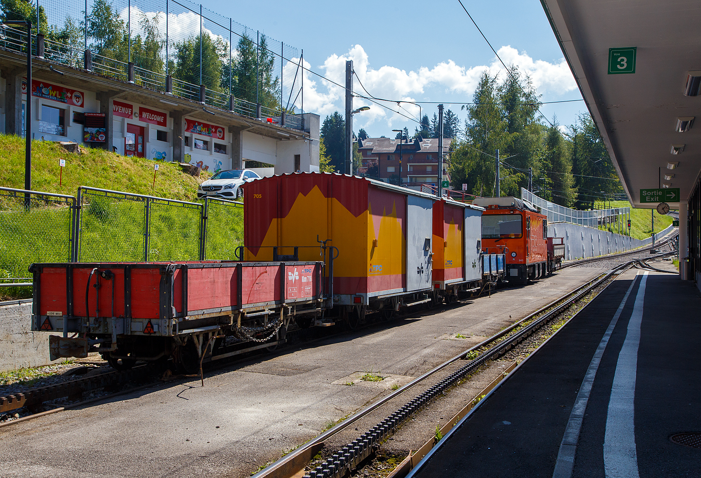 Ein Blick in den gesicherten Bahnsteigbereich (Gleis 3 und 4), Zugang nur mit Ticket nach Einfahrt der VB Zge nach Bretaye mglich, im Bahnhof Villars-sur-Ollon. Hier sind abgestellt (von vorne nach hinten):
• Der zweiachsige offene Gterwagen mit Bremserbhne TPC / BVB Kkm 716  (ex BGVC  L 156, spter BVB L 216), Baujahr 1911 von SWS
• Die beiden zweiachsigen gedeckten Gterwagen mit Bremserbhne Gk 705 und Gk 706 (ex K 205 und K 206), Baujahr 1913 von SWS
• Der zweiachsige offene Gterwagen mit Bremserbhne TPC / BVB Kkm 717  (ex BGVC  L 161, spter BVB L 217), Baujahr 1913 von SWS
• Die Zweikraftlokomotive fr den gemischten Zahnrad- und Adhsionsbetrieb TPC HGem 2/2 943 
• Ganz hinten der vierachsige offene Baudienstwagen mit Ladekran Xak 917 (umgebaut aus ex SBB Brnig Eak 6005).

TECHNISCHE DATEN der Gterwagen :
Spurweite: 1.000 mm (Meterspur)
Achsanzahl: 2
Zahnradsystem: 	Abt (frs Bremszahnrad)
Eigengewicht: 4 t 
Max. Zuladung: der Kkm 5 t / der Gk 6 t
Bremszahnrad: Ja
Max. Neigung : 240 ‰
Zugelassen: BVB, AL, ASD und AOMC
