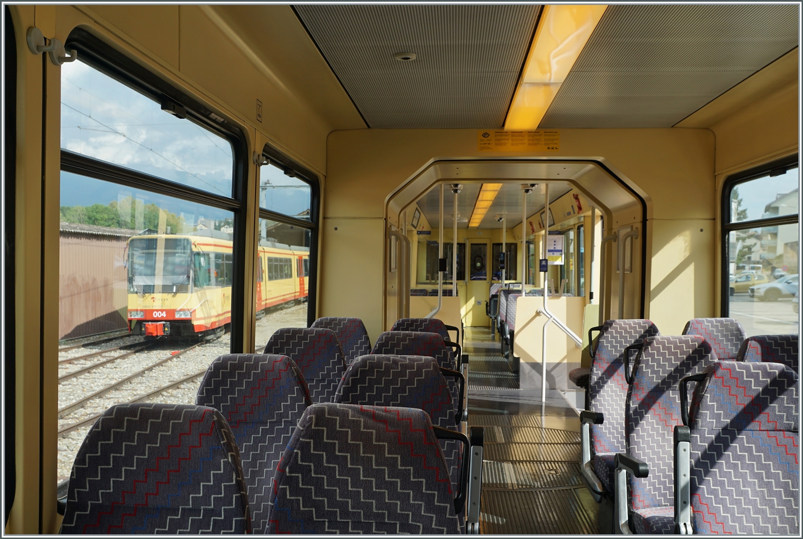 Ein Blick in den Innenraum des TRAVYS/OC Be 4/8 003 mit dem TRAVYS/OC Be 4/8 004 im Hintergrund.

15. Aug. 2022 