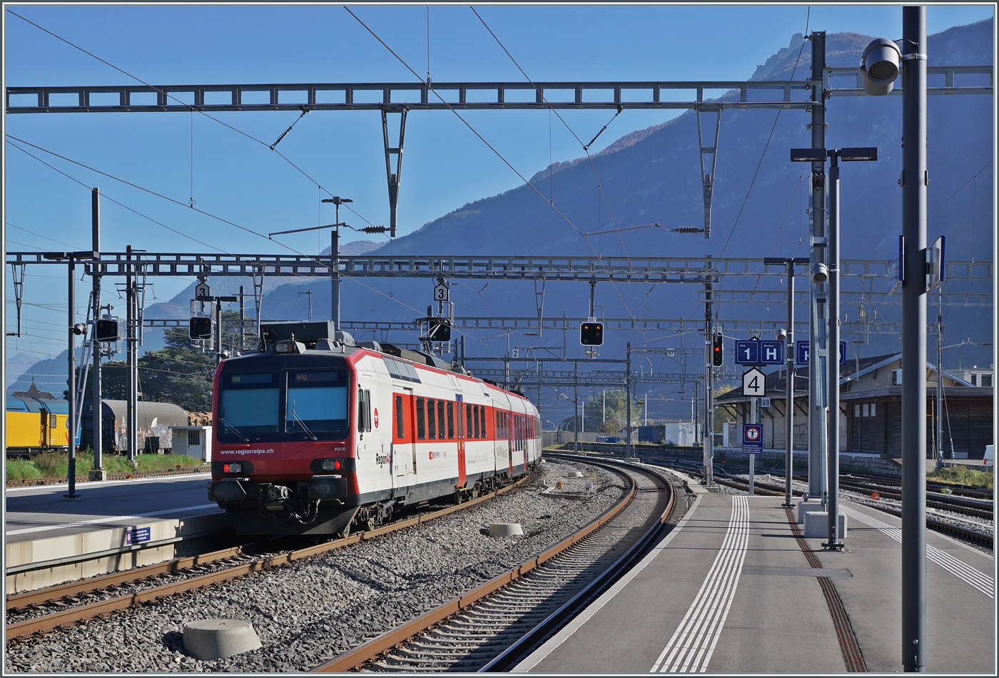 Ein Region Alps RBDe 560  Domino  verl�sst den Bahnhof von Martigny. Die Region Alps Dominos unterschieden sich von den SBB Dominos nicht nur durch die etwas andere Farbgebung und das kleiner 1. Klasse Abteil im Steuerwagen, sondern auch durch die urspr�nglicher glatte Front und der Ausstattung mit einer automatischen Kupplung.

30. Okt. 2024
