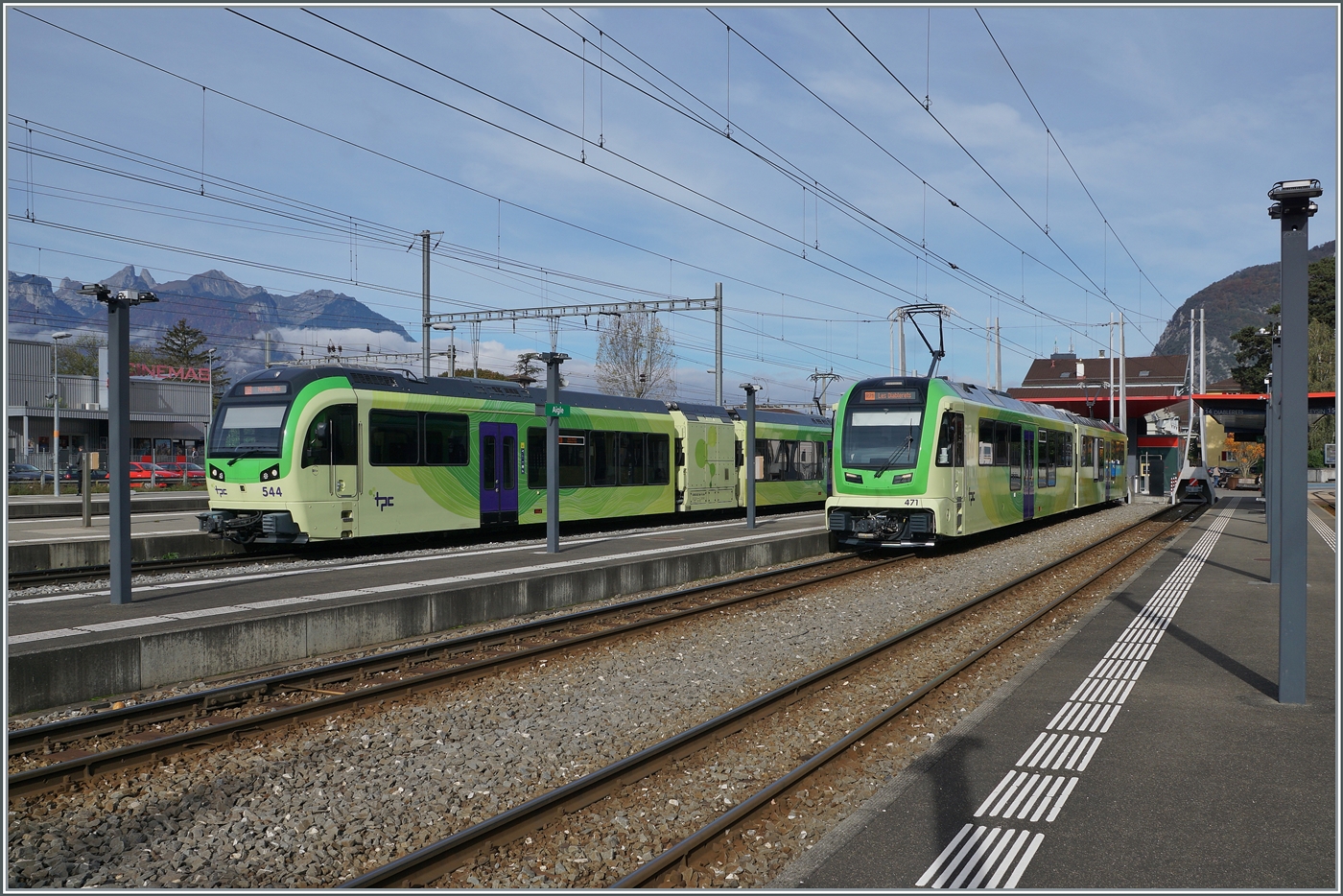 Ein Vergleichsbild der TPC Beh 2/6 und ABeh 4/8 in Aigle. Ich finde es erstaunlich, dass man bei der Erneuerung des ASD Triebzüge nicht auf die bewährten Beh 2/6 zurückgriff, es sein den die Beh 2/6 haben sich nicht so bewährt. Wie dem auch sei, den Fotografen freut die Abwechslung.
In Aigle warten auf die Abfahrt, der TPC AOMC/ASD Be 2/6 544 und der TPC ASD ABe 4/8 471.

20. Okt 2024