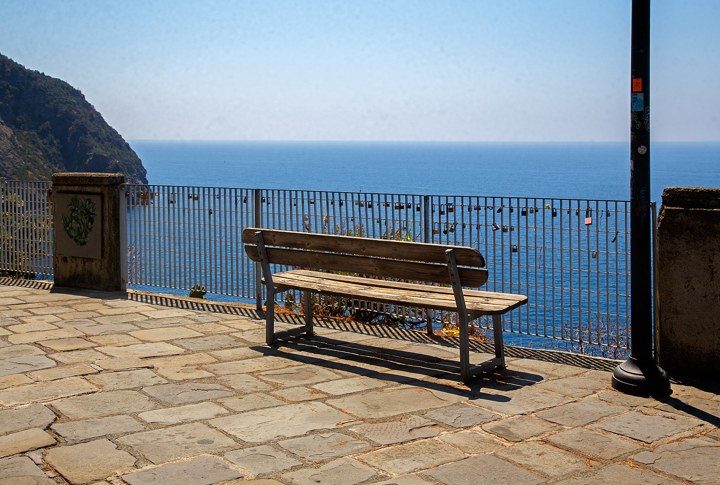 Eine OMA-Bank in Riomaggiore (Cinque Terre) mit einer wunderschönen Aussicht auf und übers Mittelmeer, hier am 21.07.2022. Nur für meine Frau ist die Bank nichts auch wenn hier ein Geländer ist, denn dahinter ist ein sehr tiefer Abhang (Klippe).