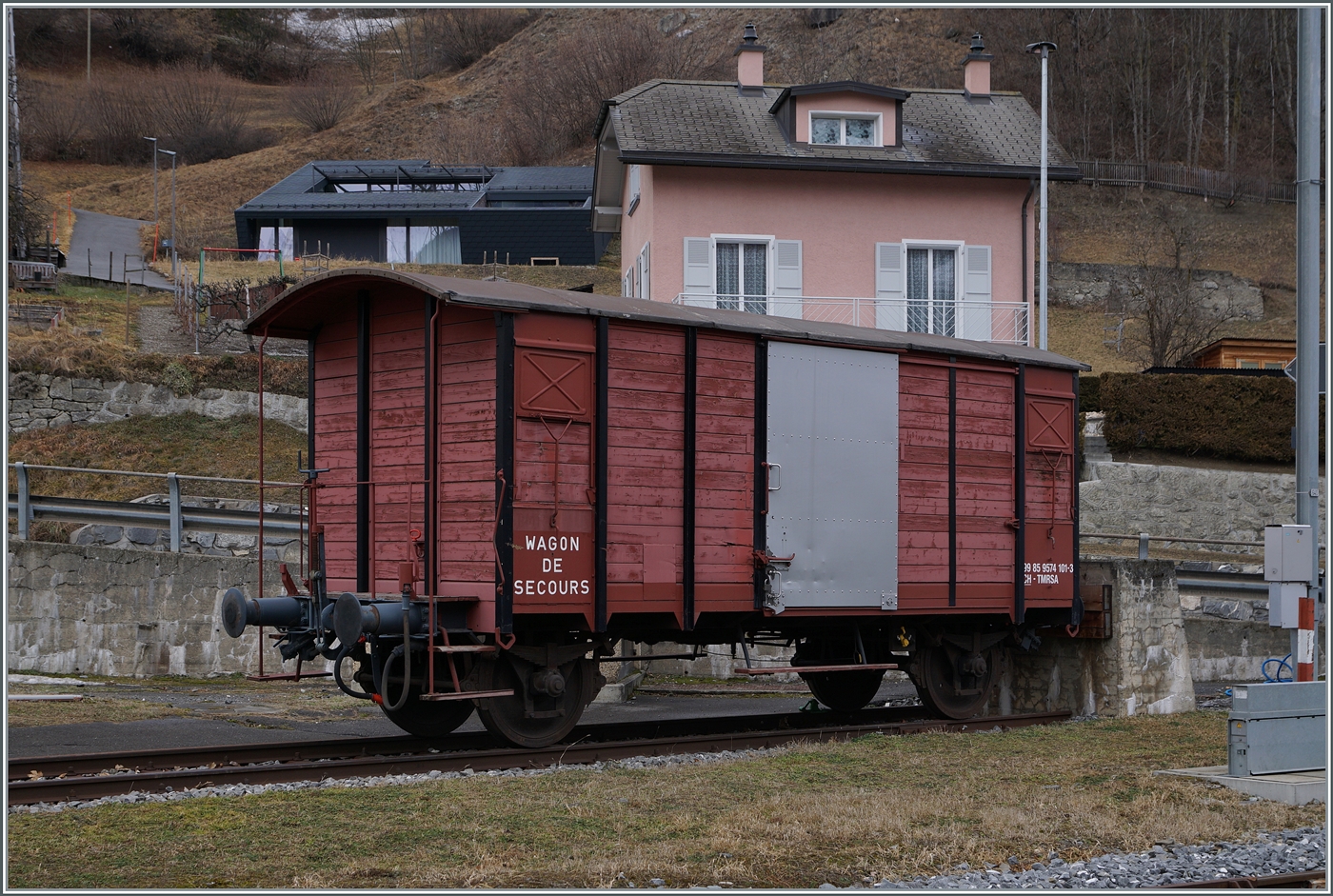 Einer der wohl letzten  K2  der noch im aktiven Einsatz ist: der WAGON DE SECOURS der TMR mit der UIC Nummer 99 85 9574 101-3 CH-TMRSA in Orsières. 

Bis 1908 wurden an die damals noch junge SBB und einige Privatbahnen über 1000 Stück der als K2 bezeichneten gedeckten Güterwagen ausgeliefert. Etliche verkehrten noch bis in die 1980 im Stückgutverkehr, dann wurde der Stückgutverkehr  optimiert  und später eingestellt und somit konnte man sich von den K2 Wagen trennen. 

24. Januar 2026
 

