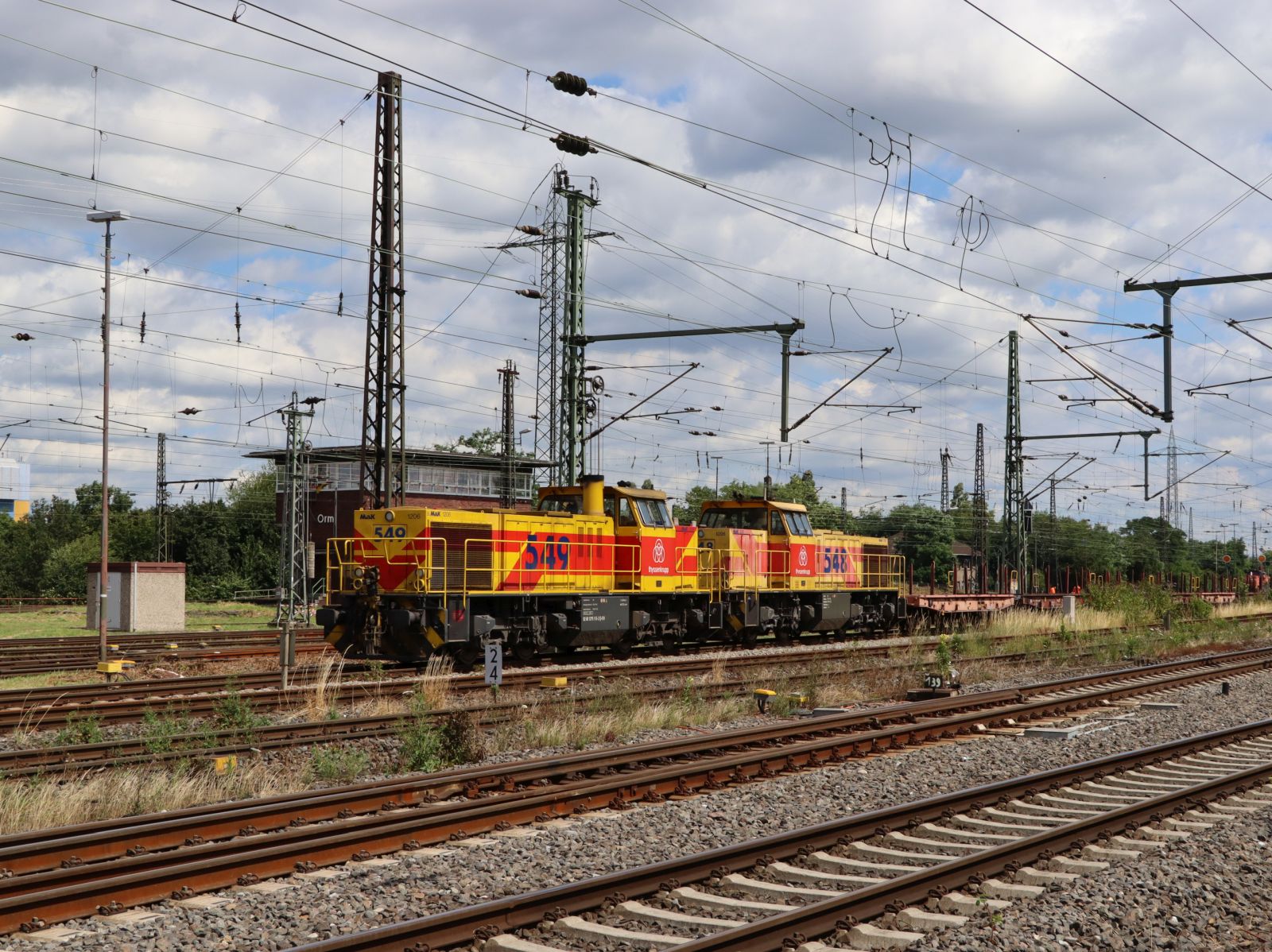 Eisenbahn und H�fen GmbH Diesellokomotive 549 und 548 G�terbahnhof Oberhausen West 11-07-2024.

Eisenbahn und H�fen GmbH diesellocomotief 549 en 548 goederenstation Oberhausen West 11-07-2024.