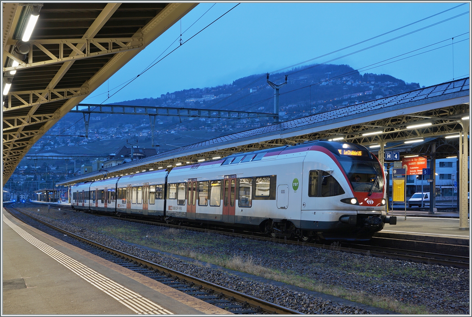 Et voilà, der Zug nach Le Châble beim Halt in Vevey. Das Bild zeigt zwar  nur  einen SBB Flirt, nämlich den SBB REV RABe 523 015-1 beim Halt in Vevey. Interessant ist jedoch der Laufweg des RE 3558: Von Fribourg nach Le Châble (-Verbier) via die  Train de Vignes  Strecke. Der Zug fährt in der Wintersaison Samstags, Sonn- und Feiertags. Der Vollständigkeit halber hier noch die UIC Nummer des SBB Flirts: RABe 523 94 85 0 523 015-1 CH-SBB. 
2. Januar 2024