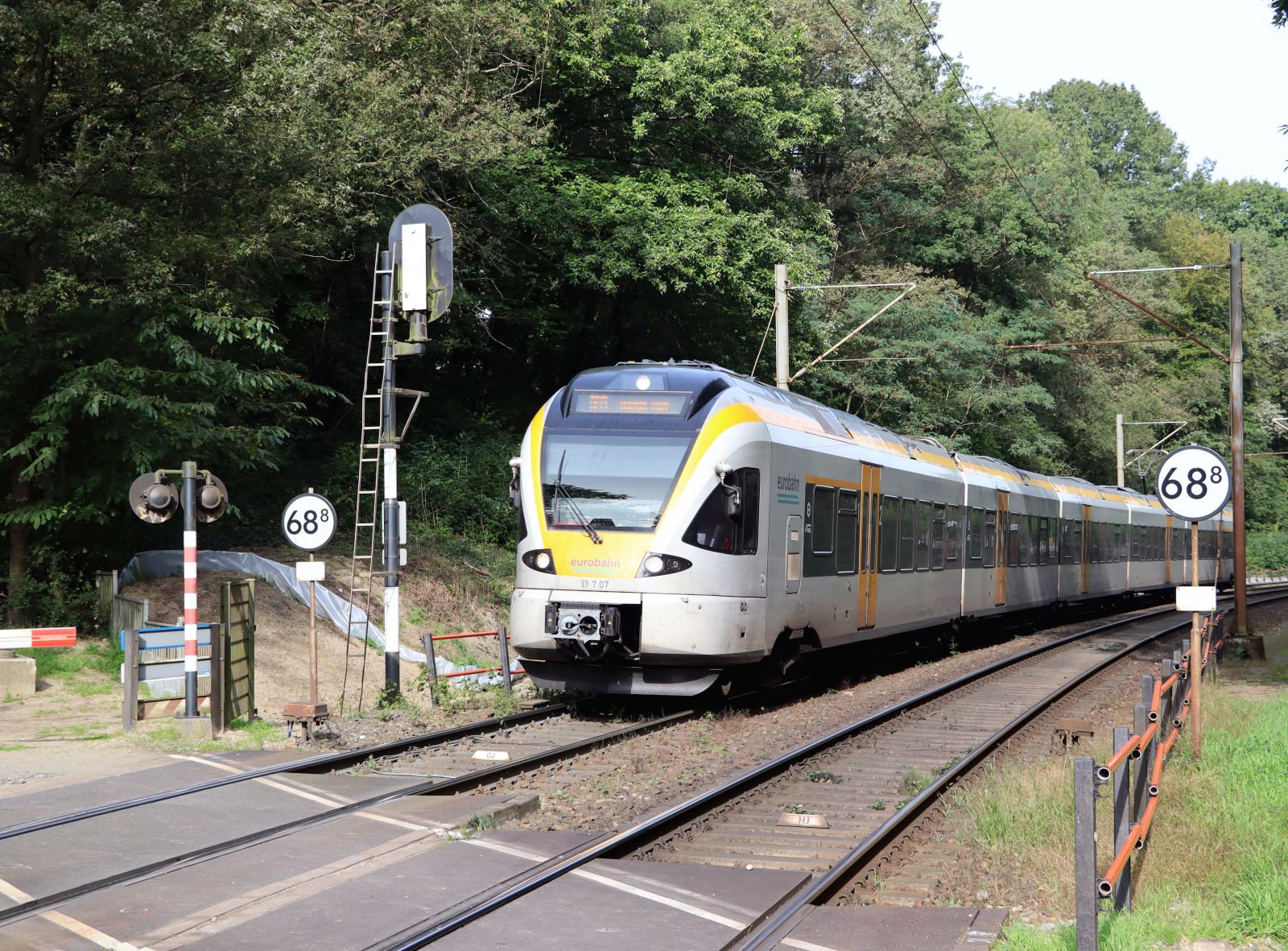 Eurobahn Triebzug ET 7 07 (429 012-8) Ban�bergang Bovenste Molenweg, Venlo, Niederlande 28-09-2023.

Eurobahn treinstel ET 7 07 (429 012-8) overweg Bovenste Molenweg, Venlo 28-09-2023.