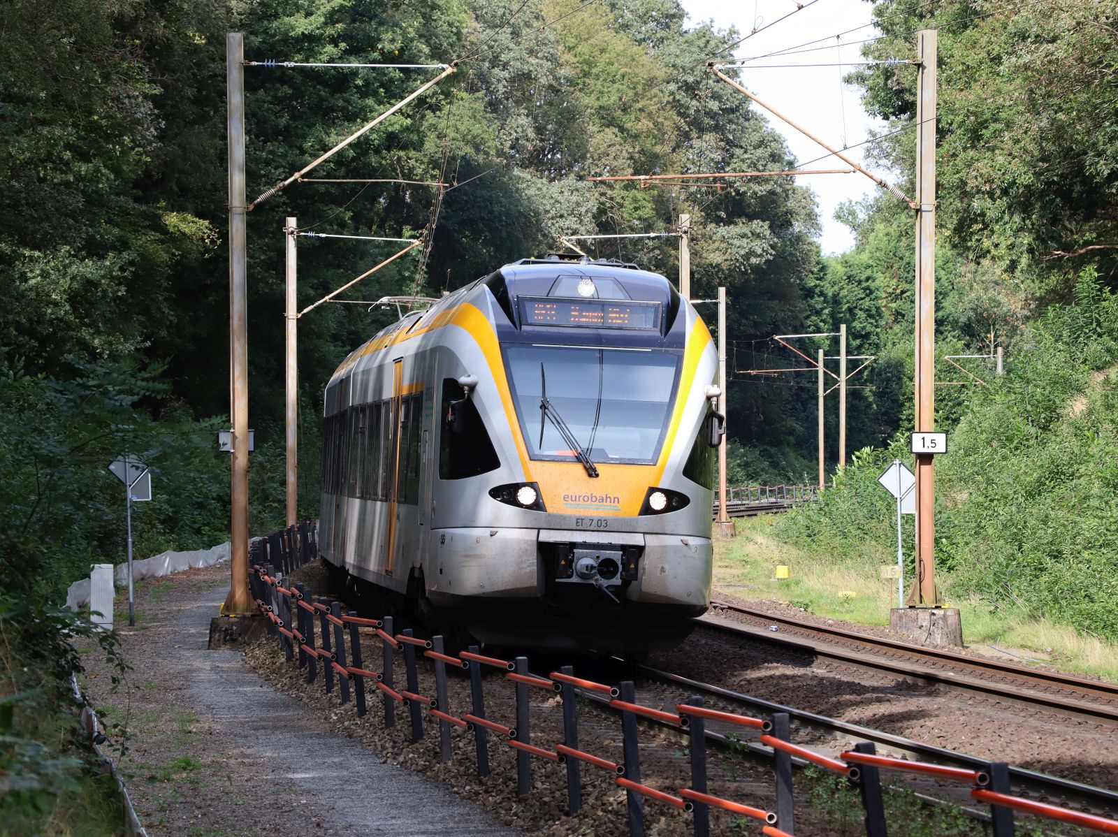 Eurobahn Triebzug FLIRT ET 7 03 (429 007-8) Bahn�bergang Bovenste Molenweg, Venlo 28-09-2023.

Eurobahn treinstel FLIRT ET 7 03 (429 007-8) overweg Bovenste Molenweg, Venlo 28-09-2023.