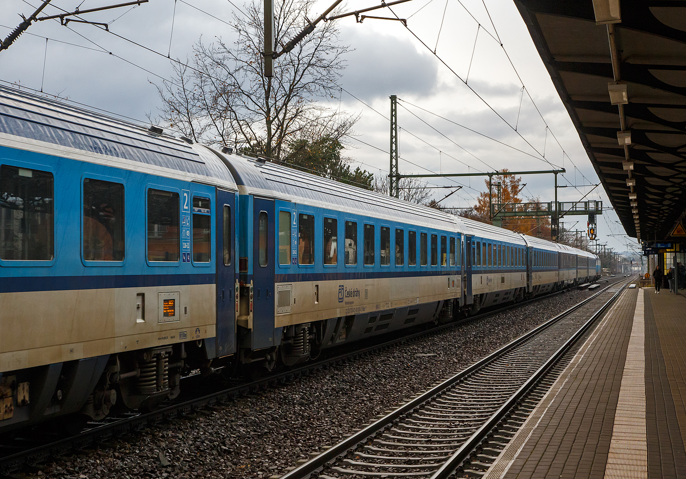 EuroCity 2. Klasse klimatisierter Abteilwagen (Reisezugwagen)
CZ-ČD 73 54 21-91 024-2 der Gattung Bmz 245, der ČD - České dráhy (Tschechischen Eisenbahnen) am 07.12.2022, im Zugverband eingereiht in den EC 378 „Berliner“ (Praha hl.n – Dresden Hbf - Berlin Hbf (tief) - Hamburg Hbf - Kiel Hbf), bei der Zugdurchfahrt in Dresden-Strehlen.

Aufgrund des sich ausweitenden Reisezugverkehrs und der Notwendigkeit, Wagen mit einer zulässigen Höchstgeschwindigkeit von 200 Km/h vorzuhalten, beschafften die Tschechischen Eisenbahnen/České Dráhy ab dem Jahr 1999/2000 (Ampz 146 und Bmz 245 sowie WRmz 815) und noch einmal ab 2006 (Ampz 143, Bmz 241) in zwei Serien EuroCity-Reisezugwagen 1. und 2. Klasse und passende Speisewagen bei Siemens in Österreich. Das Wagenkonzept lehnte sich stark an die ab 1989 an die Österreichischen Bundesbahnen gelieferten druckdichten Reisezugwagen an, wurde jedoch in einigen Punkten technisch wie optisch verfeinert.

Für die 1. Klasse sah man ausschließlich Großraumwagen mit 2+1-Bestuhlung vor. Der Großraum wurde und wird durch eine Glastrennscheibe mit Durchgang geteilt. Diese Trennwand teilte auch bis 2007 den Raucher- vom Nichtraucherbereich. Die 2. Klasse wurde ausschließlich als Abteilwagen geliefert mit sechs Sitzplätzen in klassischer Manier pro Abteil. Beim Speisewagen wurde an einem Wagenende ein Bistrobereich vorgesehen, am anderen der Restaurantbereich. Im Bistrobereich fanden zunächst ein halbrunder Tisch mit Stühlen und Bistro-Stehtische Platz, die beim Umbau ab ca. 2013/14 gegen eine Theke ausgetauscht wurden.

Alle Wagen bekamen die laufruhigen SGP-300-Drehgestelle von Siemens, eine Mehrspannungsausrüstung zum grenzüberschreitenden Verkehr auch in Ländern mit abweichender Heizspannung. Die Aggregate am Unterboden wurden, wie bei den ÖBB-Pendants, mit einer Wanne geschlossen ausgeführt,  lediglich Transformator und Klimagerät sind offen zugänglich. Deren Ausführung weicht sowohl von der ursprünglichen ÖBB-Serie wie auch von der „Upgrade“-Version ab.

Die Wagen werden vornehmlich in EuroCity-Zügen von Hamburg und Kiel nach Prag verwendet, kommen jedoch auch im innertschechischen Verkehr zum Einsatz, darüber hinaus auch in Zügen in die Slowakei. Auch Aarhus in Dänemark, Binz auf Rügen, Stettin in Polen, Ljubljana in Slowenien sowie Linz, Wien und Budapest gehörten und gehören zu den Fahrzielen dieser Wagen.