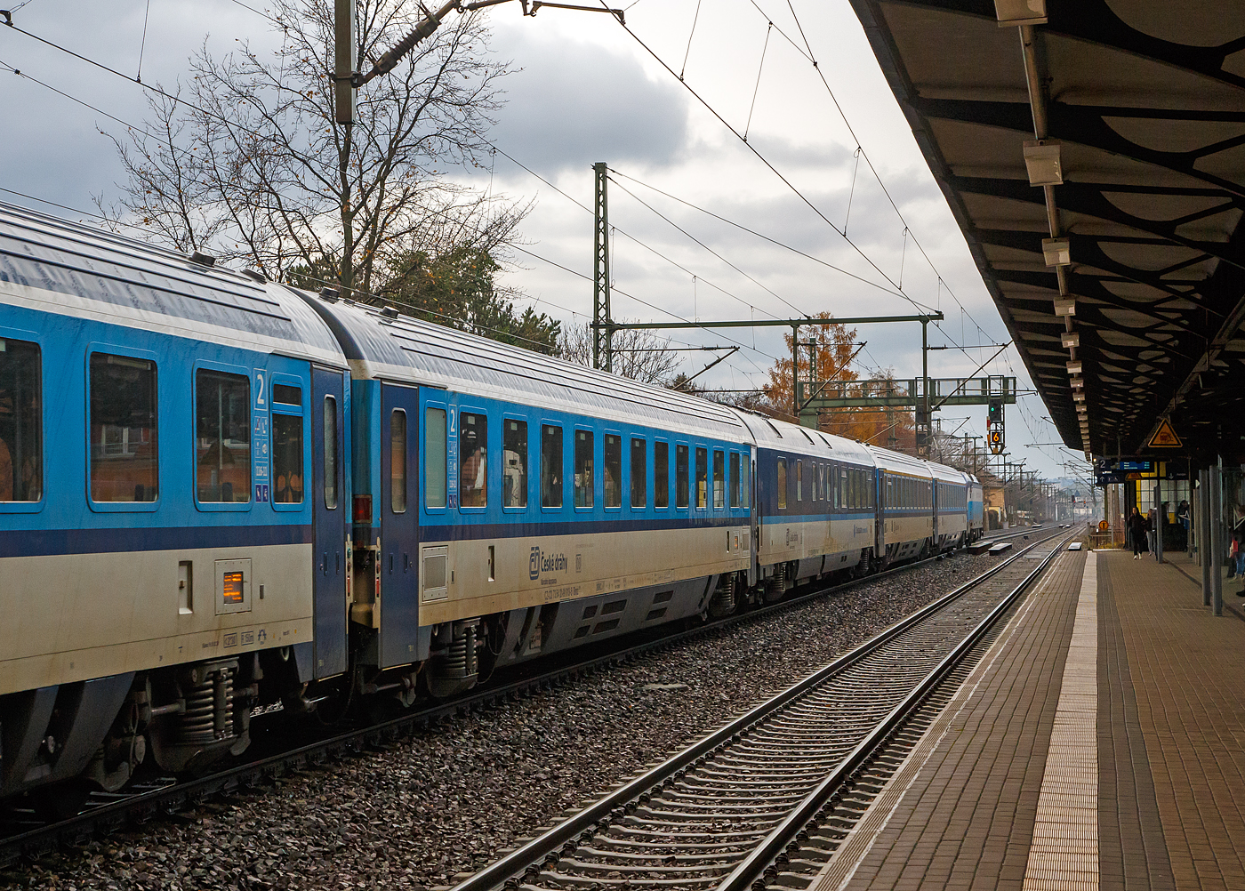 EuroCity 2. Klasse klimatisierter Abteilwagen (Reisezugwagen) CZ-ČD 73 54 21-91 013-5 der Gattung Bmz 245, der ČD - České dráhy (Tschechischen Eisenbahnen) am 07.12.2022, im Zugverband eingereiht in den EC 378  „Berliner“ (Praha hl.n – Dresden Hbf - Berlin Hbf (tief) - Hamburg Hbf - Kiel Hbf), bei der Zugdurchfahrt in Dresden-Strehlen.

Davor der Speisewagen der Gattung WRmz815 sowie zwei 1. Klasse Wagen der Gattung Ampz143.