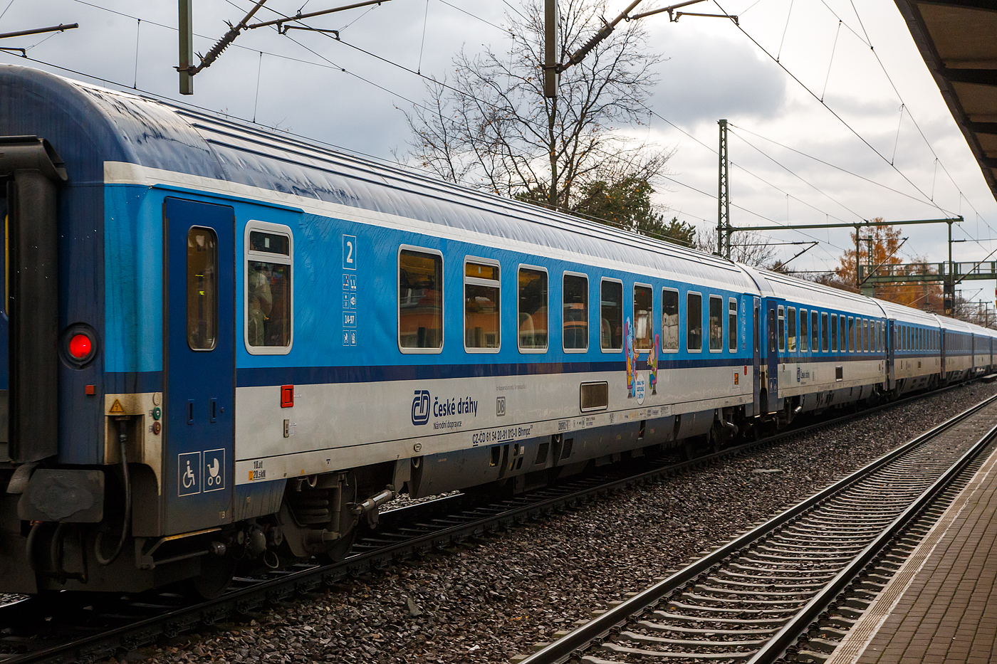 EuroCity 2. Klasse klimatisierter Großraumwagen (Reisezugwagen) mit Gepäckabteil, CZ-ČD 61 54 20-91 013-0 der Gattung Bhmpz 228, der ČD - České dráhy (Tschechischen Eisenbahnen) am 07.12.2022, im Zugverband eingereiht als Wagen 255 hier am Zugende, in den EC 378   „Berliner“ (Praha hl.n – Dresden Hbf - Berlin Hbf (tief) - Hamburg Hbf - Kiel Hbf), bei der Zugdurchfahrt in Dresden-Strehlen.

Der 48t schwere Wagen hat 55 Sitzplätze in der 2. Klasse, 4 Klappsitze sowie 2 Rollstuhlplätze. Die Plätze Nr. 25 und 27 sind für Behinderte, Nr. 14-17 und 31-38 für Reisende mit Kindern (Kinderabteile). Auch eine rollstuhlgerechte Toilette ist vorhanden.
