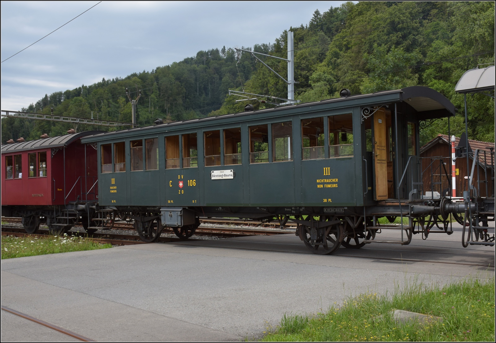 Fahrtag im Zürcher Oberland. 

Die Rangierarbeiten in Bauma sind immer eine Fahrzeugparade: Zweiachsiger Personenwagen C 106. Juli 2023.