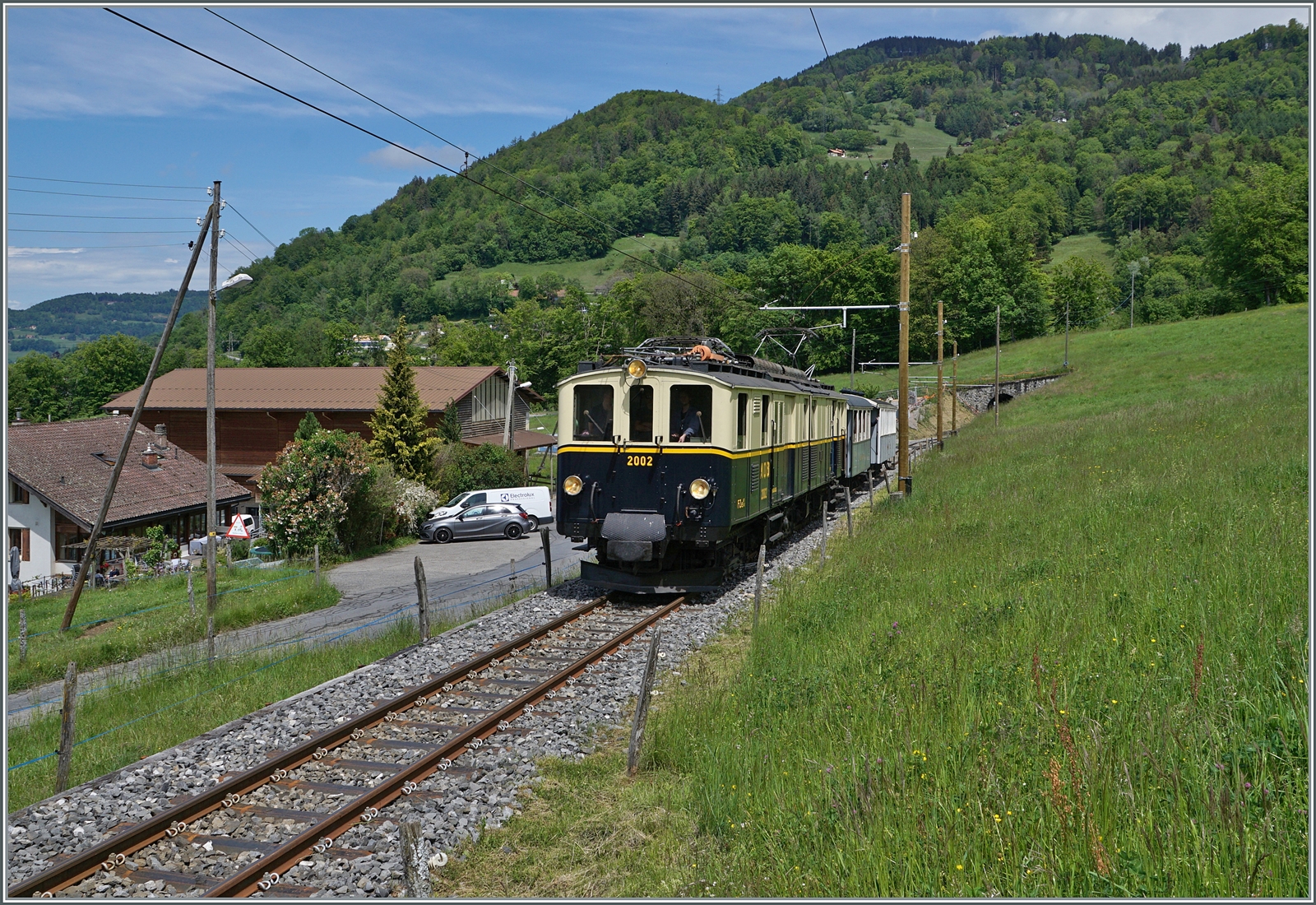 Festival Suisse de la vapeur (Schweizer Dampffestival 2024) - Bei Cornaux sind auf eine kurzen Abschnitt neu Gleise und Fahrleitungsmasten aufgestellt wurden. Im Bild die MOB FZe 6/6 2002 mit einem Reisezug nach Chaulin kurz vor Cornaux. 

19. Mai 2024