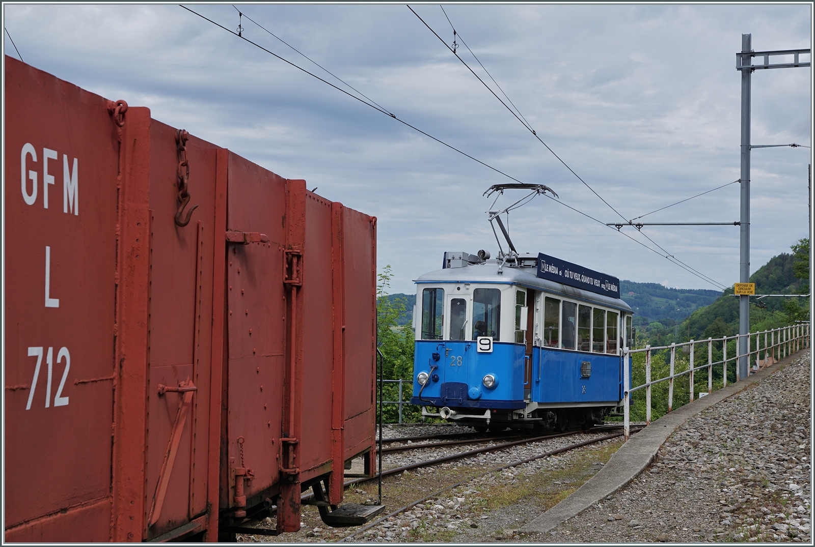 Festival Suisse de la vapeur (Schweizer Dampffestival 2024) - Während der mit Kohle beladene GFM L 702 das Bild dominiert, bringt der aus Chamby nach Chaulin aus fahrende TL Ce 2/3 N° 28 der ehemaligen Strassenbahn von Lausanne Farbe ins Bild. 

20. Mai 2024