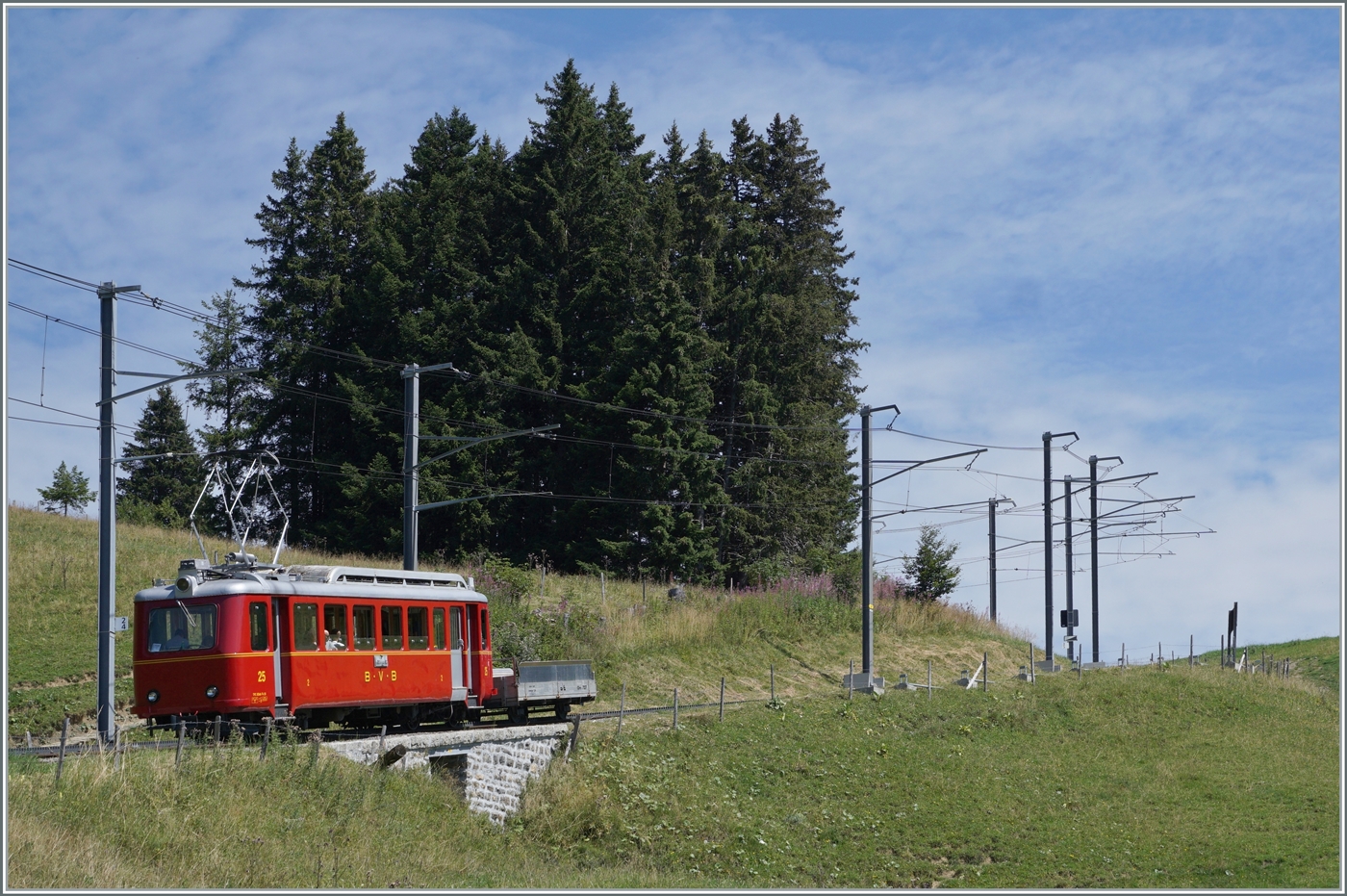 Fr das 125 Jahre Jubilum der Bex - Villars - Col-de-Bretaye Bahn (BVB) wurde der 1944 in Betrieb genommen Triebwagen BDeh 2/4 N 25 in der ursprnglichen BVB Farbgebung lackiert. Der  Flche  absolviert nun im Jubilums-Sommer an einigen Tagen eine Hin- und Rckfahrt von Villars-sur-Ollon zum Col-de-Bretaye. Das Bild zeigt den BDeh 2/4 25 zwischen Col-de-Soud und Haltestelle Villars-sur-Ollon Golf.

19. August 2023