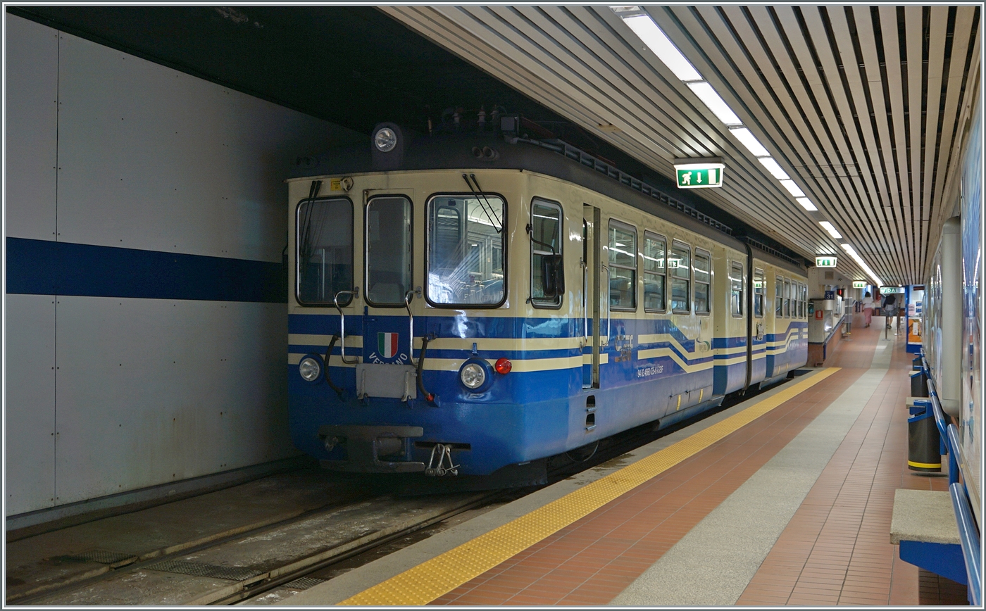 Gleich hinter dem neuen FART ABe 8/16 steht der SSIF ABe 6/6 N° 35  Verbania   (UIC 84 83 4660 035-6 I-SSIF), der als Regionalzug von Re gekommen, hier gereinigt wurde und im Laufe des Tages nach Re zurück fahren wird. 
Wobei ich dieses Bild erst nach der Ausfahrt des gemacht habe.

22. August 2025