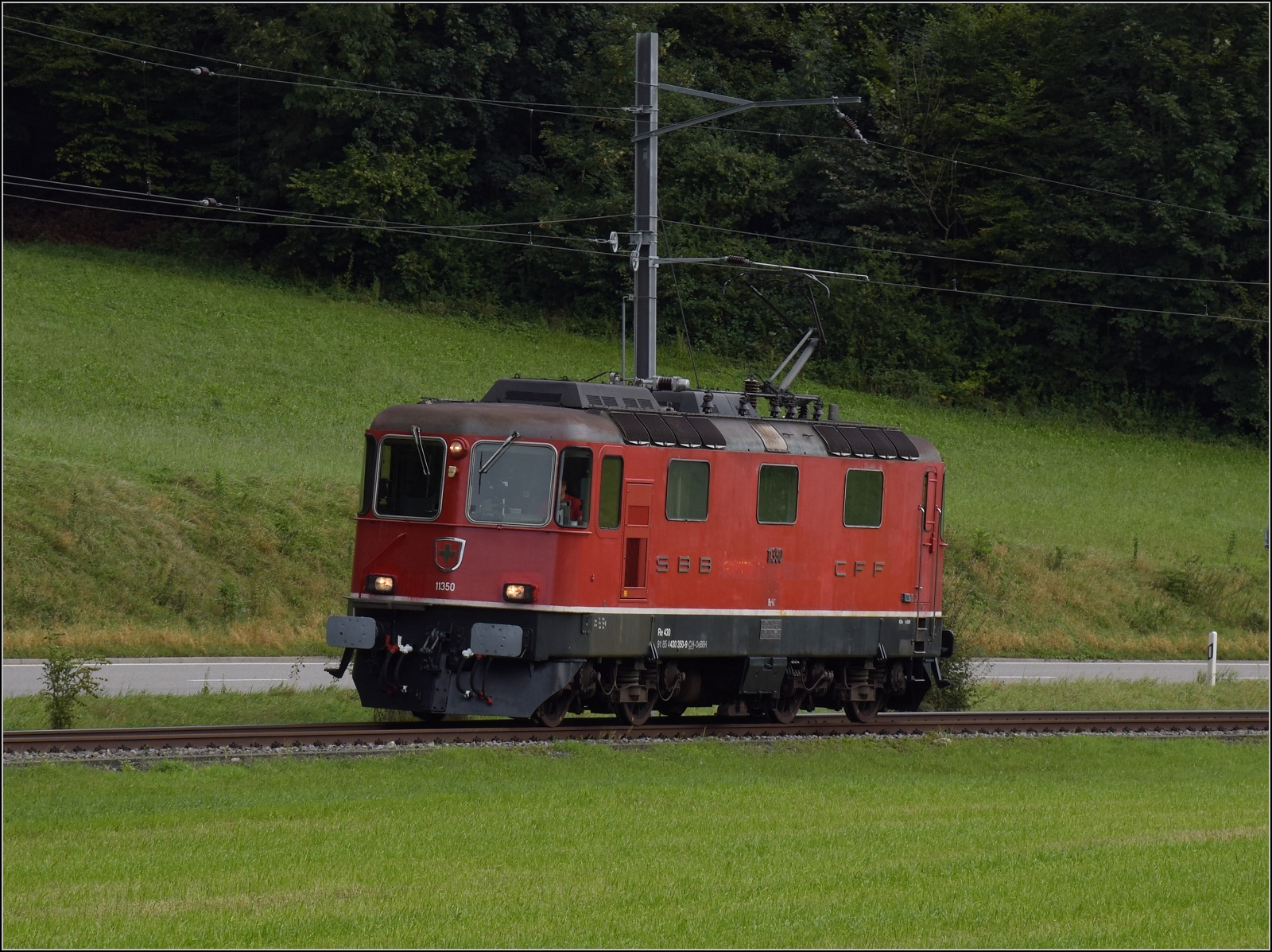 Grosses BoBo-Treffen in Balsthal - die Teilnehmerinnen:

Re 4/4 III 11350 der OeBB historic hätte einst Re 4/4 II 11156 werden sollen. Die SOB brauchte auch eine Lok, allerdings für Steilstrecken statt Geschwindigkeit geeignet. Mit geringerer Geschwindigkeit wurde sie als SOB Re 4/4 41 in Betrieb genommen. Im Rahmen eines Loktausches gelangte sie erst später zu den SBB, wo die freigebliebene Nummer 11350 vergeben wurde. Zusammen mit zwei Loks für die EBT gehörte sie noch zu der ersten Serie erkennbar an nur einem Stromabnehmer. Äussere Klus, September 2024.