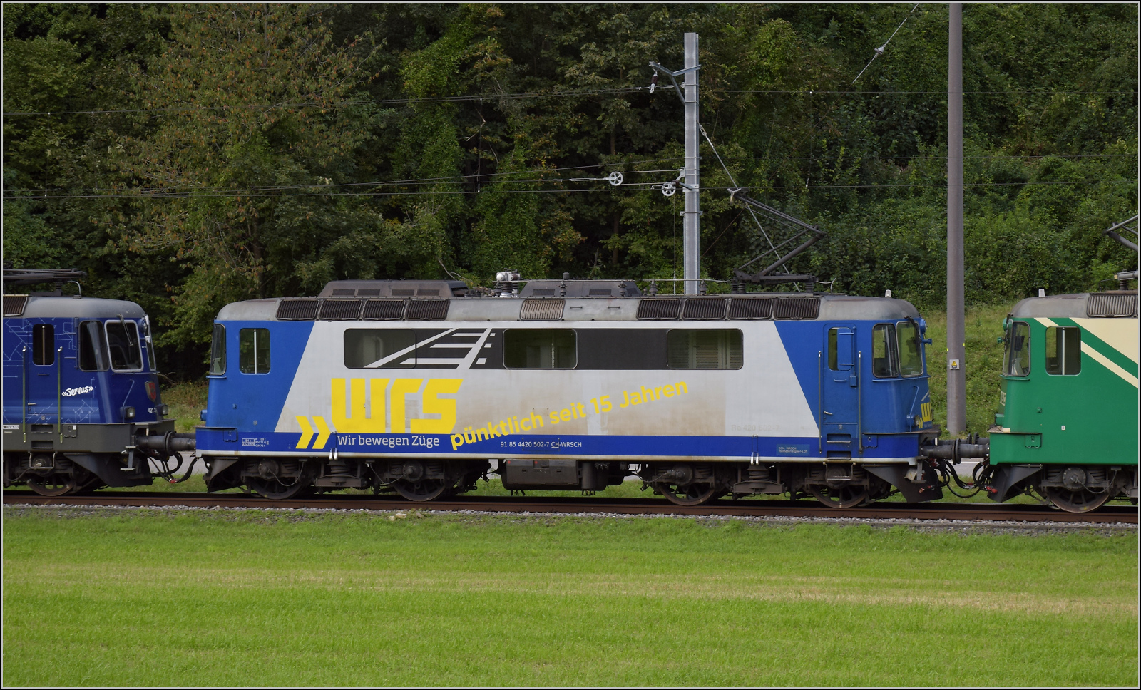 Grosses BoBo-Treffen in Balsthal - die Teilnehmerinnen:

Re 4/4 II 11117 wurde von den SBB an die BLS verkauft und bekam dort die Nummer 502. Diese Nummer tr�gt sie auch bei der WRS in Form von Re 420 502 noch. Balsthal, September 2024.