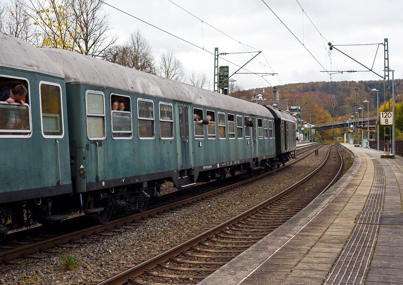 Großraumwagen  Luxemburger  bzw. ehemaliger CFL Wegmann-Wagen der 2. Klasse Großraumwagen D-EFSK 75 80 22-40 460-5 der Gattung Bn, der Eisenbahnfreunde Treysa e.V., am 02. November 2024 im Zugverband eines Dampfpendelzugs bei einer Zugdurchfahrt in Kirchen/Sieg.

Der Wagen wurde 1967 von der Waggonfabrik Wegmann & Co. in Kassel gebaut und als B12  CFL 2130 an die Nationale Gesellschaft der Luxemburgischen Eisenbahnen (CFL - Société Nationale des Chemins de Fer Luxembourgeois) geliefert, Später wurde er in CFL 50 82 22-10 360-0 B12 umgezeichnet, naxh einem Umbau wurde er zum CFL 50 82 22-40 460-2 B12, im Jahr 2008 ging er dann nach Deutschland an die Eisenbahnfreunde Treysa.

Im Jahr 2023 wurde der Wagen im ungarischen Ausbesserungswerk MVJ in Szombathely aufgearbeitet und hauptuntersucht. 

Mitte der 60er Jahre tauschte die Luxemburgische Staatsbahn CFL praktischen ihren gesamten Bestand an Personenwagen aus. Dafür wählte sie ein zu den deutschen Silberlingen praktisch baugleiches Modell. Die Sitzwagen besitzen zwei kleine Großräume an den beiden Wagenenden, mit je 24 Sitzplätzen in Sitzgruppen zu je vier Plätzen, sowie in Wagenmitte einen größeren Großraum mit 48 Sitzplätzen in der gleichen Anordnung der Sitzgruppen. Jeder Wagen besitzt zwei Toiletten.

Gefertigt wurden die Wagen in den Jahren 1965 und 1967 bei der Firma Wegmann in Kassel. Deutliche Unterschiede zu den Silberlingen sind die normale Lackierung und Wagen mit Dienst- und Gepäckabteil, die statt der Falttüren Schiebetüren besitzen. Auch die 1. Wagenklasse ist anders gestaltet: während die deutschen Wagen sie in der Wagenmitte in fünf Abteilen mit je 6 Sitzplätzen und Seitengang in diesem Bereich haben (ähnlich den reinen Abteilwagen), wählte Luxemburg die  Mogelpackung  mit nur anderen Sitzbezügen und Teppichböden, ansonsten aber mit der gleichen Großraumanordnung und auch gleichen Sitzabständen wie in der 2. Klasse. Manche der gemischtklassigen Wagen hatten die 1. Klasse auch nur über einem der beiden kleinen Großräume am Wagenende direkt über dem Drehgestell.

TECHNISCHE DATEN:
Hersteller: Wegmann in Kassel
Baujahr: 1967
Spurweite: 1.435 mm (Normalspur)
Achsfolge: 2'2'
Länge über Puffer: 26 400 mm
Wagenkastenlänge: 26.100 mm
Wagenkastenbreite: 2.825 mm
Höhe über Schienenoberkante: 4.050 mm
Drehzapfenabstand: 19.000 mm
Achsstand: 21.500 mm
Achsstand im Drehgestell: 2.500 mm
Drehgestellbauart: Minden-Deutz 420
Laufraddurchmesser: 950 mm (neu)
Leergewicht: 28,5 t
Sitzplätze: 96 (plus 4 Klappsitze)
Höchstgeschwindigkeit: 140 km/h
Toiletten: 2
Bremsenbauart: KNORR KE-GP-A
Kleinster befahrbarer Glesibogen: R= 140 m
Besonderheiten: Die Wagen haben Dampf- und Elektroheizung sowie Türblockierung.
