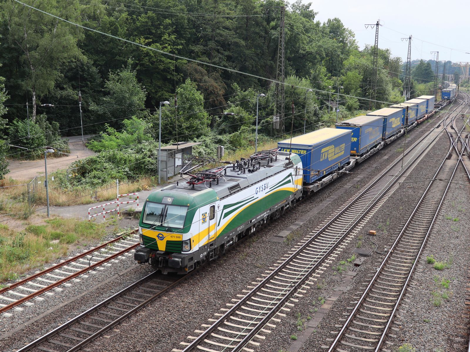 GYSEV (Gy�r-Sopron-Ebenfurti Vasut R�szv�nytarsasag) Lokomotive 471 500-3 (91 55 0471 500-3 H-GYSEV) Duisburg Entenfang, Deutschland 18-08-2022.

GYSEV (Gy�r-Sopron-Ebenfurti Vasut R�szv�nytarsasag) lcomotief 471 500-3 (91 55 0471 500-3 H-GYSEV) Duisburg Entenfang, Duitsland 18-08-2022.