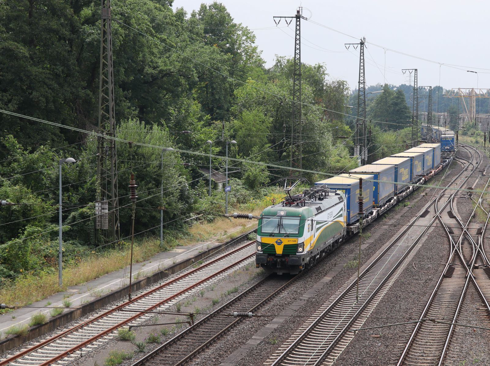 GYSEV (Gy�r-Sopron-Ebenfurti Vasut R�szv�nytarsasag) Lokomotive 471 500-3 (91 55 0471 500-3 H-GYSEV) Duisburg Entenfang, Deutschland 18-08-2022. 

GYSEV (Gy�r-Sopron-Ebenfurti Vasut R�szv�nytarsasag) locomotief 471 500-3 (91 55 0471 500-3 H-GYSEV) Duisburg Entenfang, Duitsland 18-08-2022.