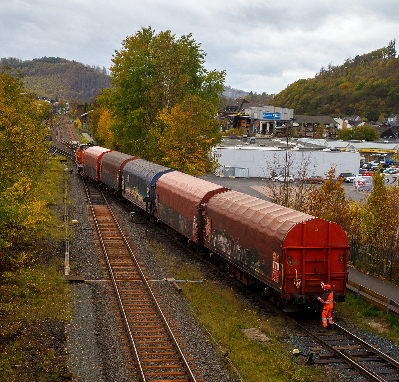 Herdorf 07.11.2022:
Nun hat der Rangierer die Weiche umgestellt und die KSW 44 (92 80 1271 004-4 D-KSW) eine MaK G 1000 BB der KSW (Kreisbahn Siegen-Wittgenstein), kann ihren Güterzug aufs andere Gleis von dem KSW Rangierbahnhof Herdorf (Freien Grunder Eisenbahn KSW NE447 / DB-Nr. 9275) zurückdrücken.
