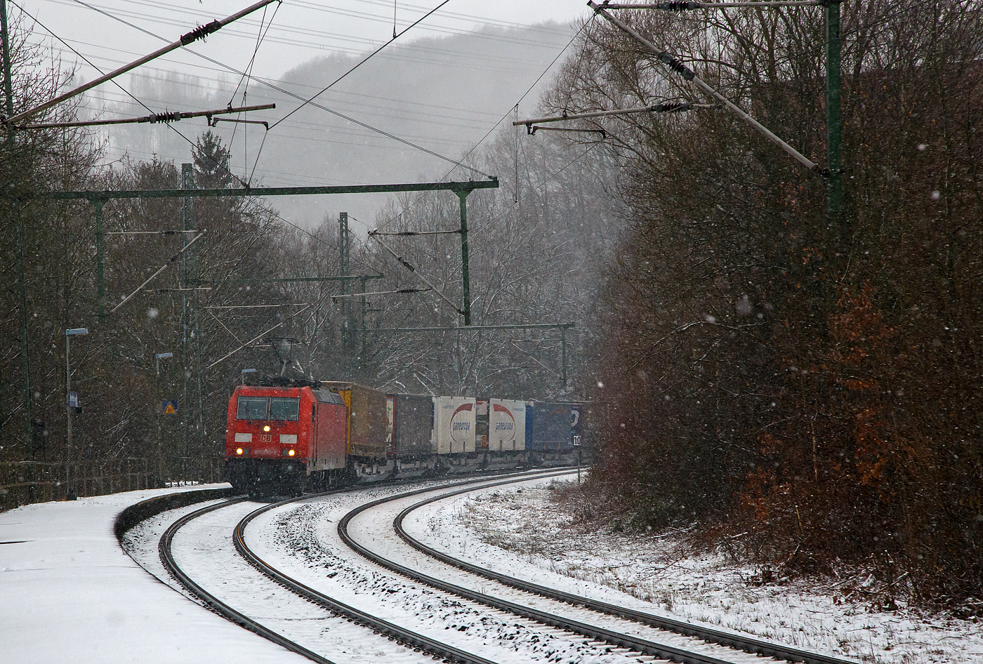 Heute hat es etwas geschneit und es schneit noch....
Die 185 270-6 (91 80 6185 270-6 D-DB) der DB Cargo AG fährt am 19.01.2023 mit einem KLV-Zug durch Scheuerfeld/Sieg in Richtung Siegen.

Die 185.2 (TRAXX F140 AC2) wurde 2009 bei Bombardier in Kassel unter der Fabriknummer 34690 gebaut.
