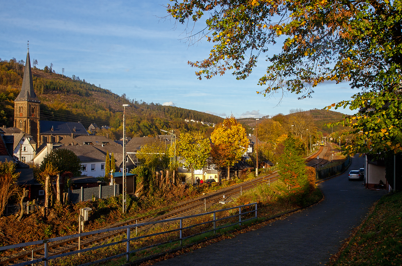 Heute Morgen bis zum Nachmittag sah es noch nicht danach aus, aber ab dem späten Nachmittag war Indian Summer.....
Zudem wurde in Herdorf an der Strecke der Hellertalbahn (KBS 462), zwischen dem Einfahrtsignal aus Betzdorf kommend und dem Bahnhof, großzügig freigeschneiten und Bäume gefällt. So ist nun eine neue Fotostelle entstanden. Was jetzt noch fehlt wären besondere Züge, wie früher in den 70/80er Jahren der TEE VT 11.5 (Baureihe 601). So muss mit der HLB vorlieb nehmen.

Hier am 25.10.2022 ein Blick auf die Strecke, hinten rechts der Bahnhof Herdorf, wo gerade der VT 502 der HLB (Hessische Landesbahn GmbH) als RB 96  Hellertalbahn  (Dillenburg –Herdorf – Betzdorf) hält.