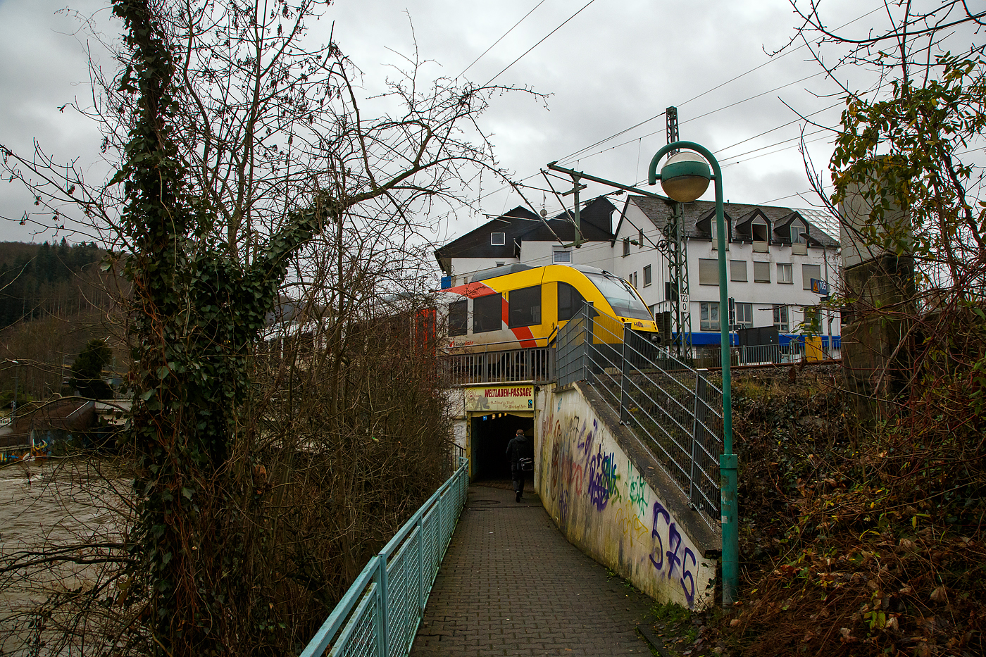 Hier geht es mir weniger um der LINT 41 der HLB der am 14.01.2023, als  Rothaarbahn  (Betzdorf - Siegen - Kreuztal - Bad Berleburg), den Bahnhof Betzdorf (Sieg) verlässt und über die Siegbrücke fährt, sondern um die Wassermassen die Sieg z. Z.  führt. Und es sind für die nächsten Tage weitere ergiebige Regenfälle gemeldet.