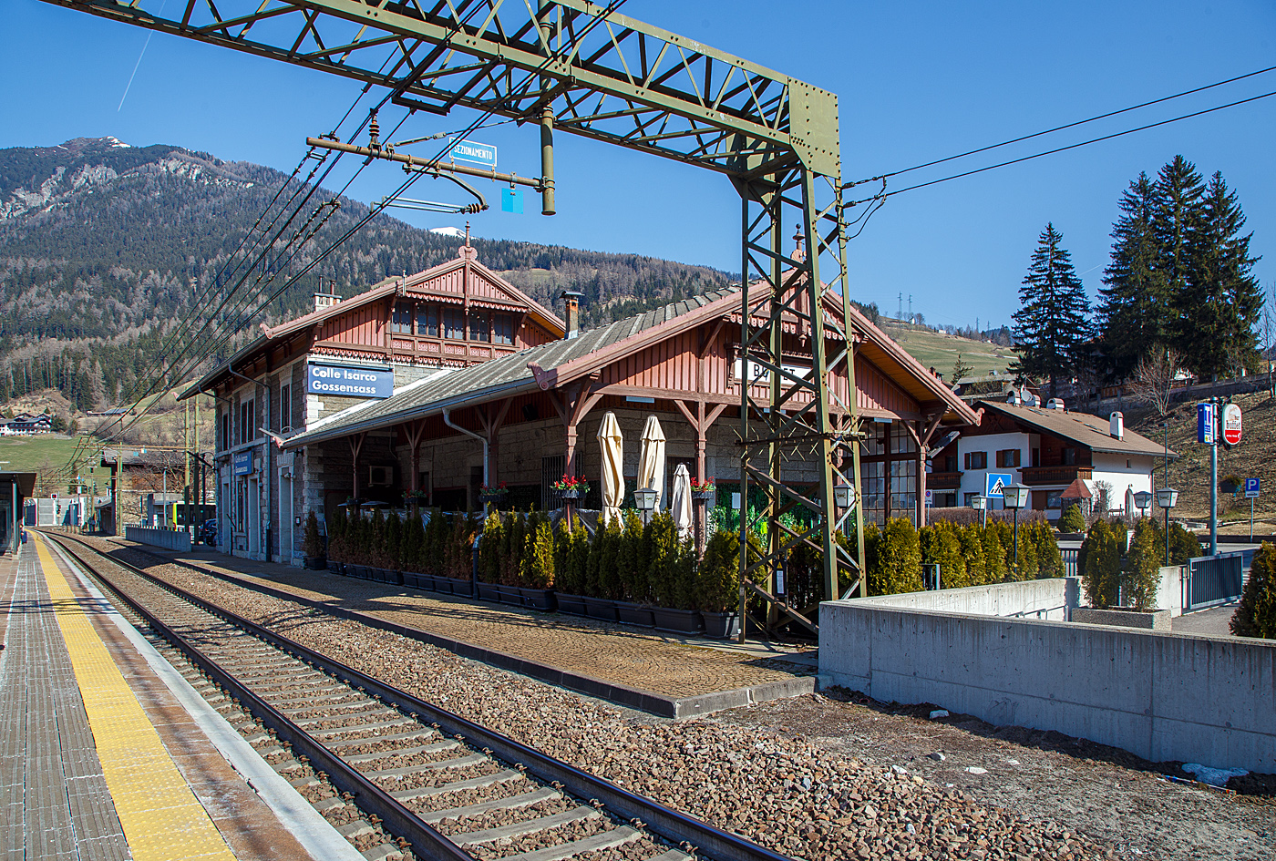 Hier kann man auch den Espresso genießen....
Der Bahnhof Gossensaß / Colle Isarco (Südtirol, amtlich Autonome Provinz Bozen – Südtirol) an der Brennerbahn am 27.03.2022. Hier von der gleisseite, Blickrichtung Brenner. 

Der Bahnhof Gossensaß ist der erste Haltepunkt im Wipptal südlich des Brennerpasses, zu dem die Bahnstrecke von hier aus über den Pflerschtunnel ansteigt. Er liegt auf 1.066,9 m Höhe nahe dem Zentrum von Gossensaß, dem Hauptort der Gemeinde Brenner.Der Bahnhof wurde 1867 zusammen mit dem gesamten Abschnitt der Brennerbahn zwischen Innsbruck und Bozen in Betrieb genommen. Durch ihn erlebte Gossensaß bis zum Ersten Weltkrieg seine Blütezeit als bekannter Touristenort. 