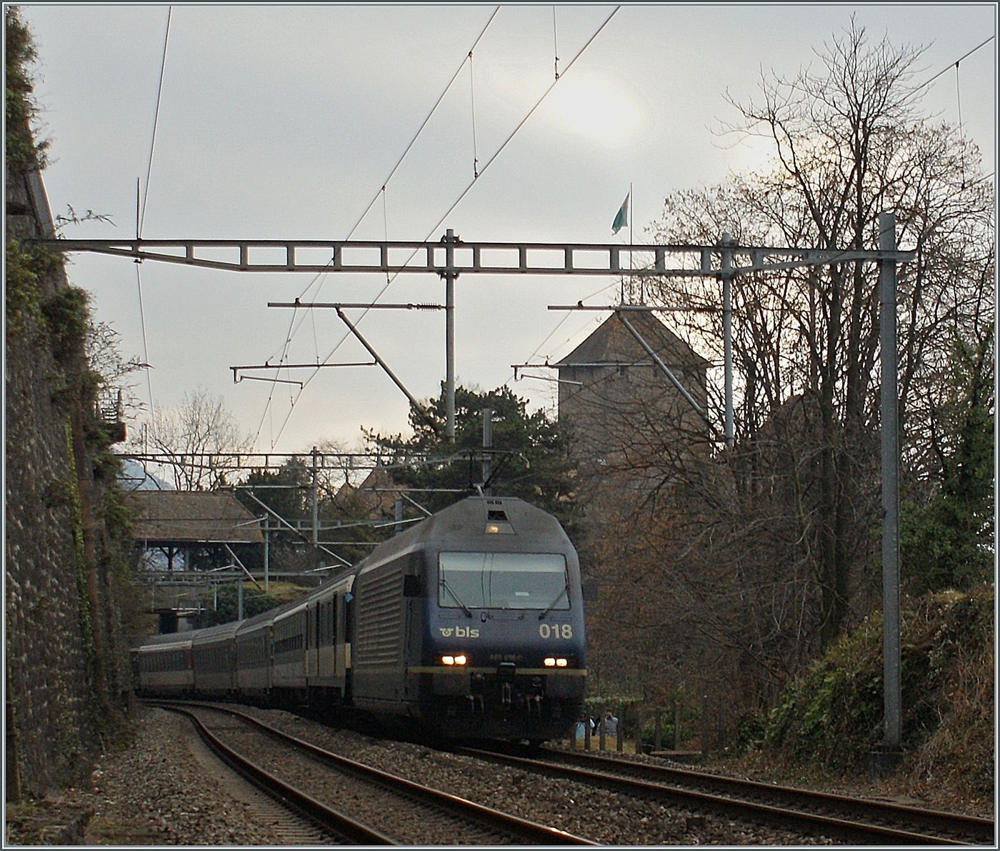 Hier noch ein Bild der BLS Re 465 018 mit einem IR Brig - Genève Aéroport bei Veytaux-Chillon, wobei das schöne Schloss nur Ansatzweise im Hintergrund zu erkennen ist. Der kurze Einsatz der BLS Re 465 war im übrigen der letzte Einsatz der Lok im hochwertgien Reisezugverkehr.

27. Dezember 2008