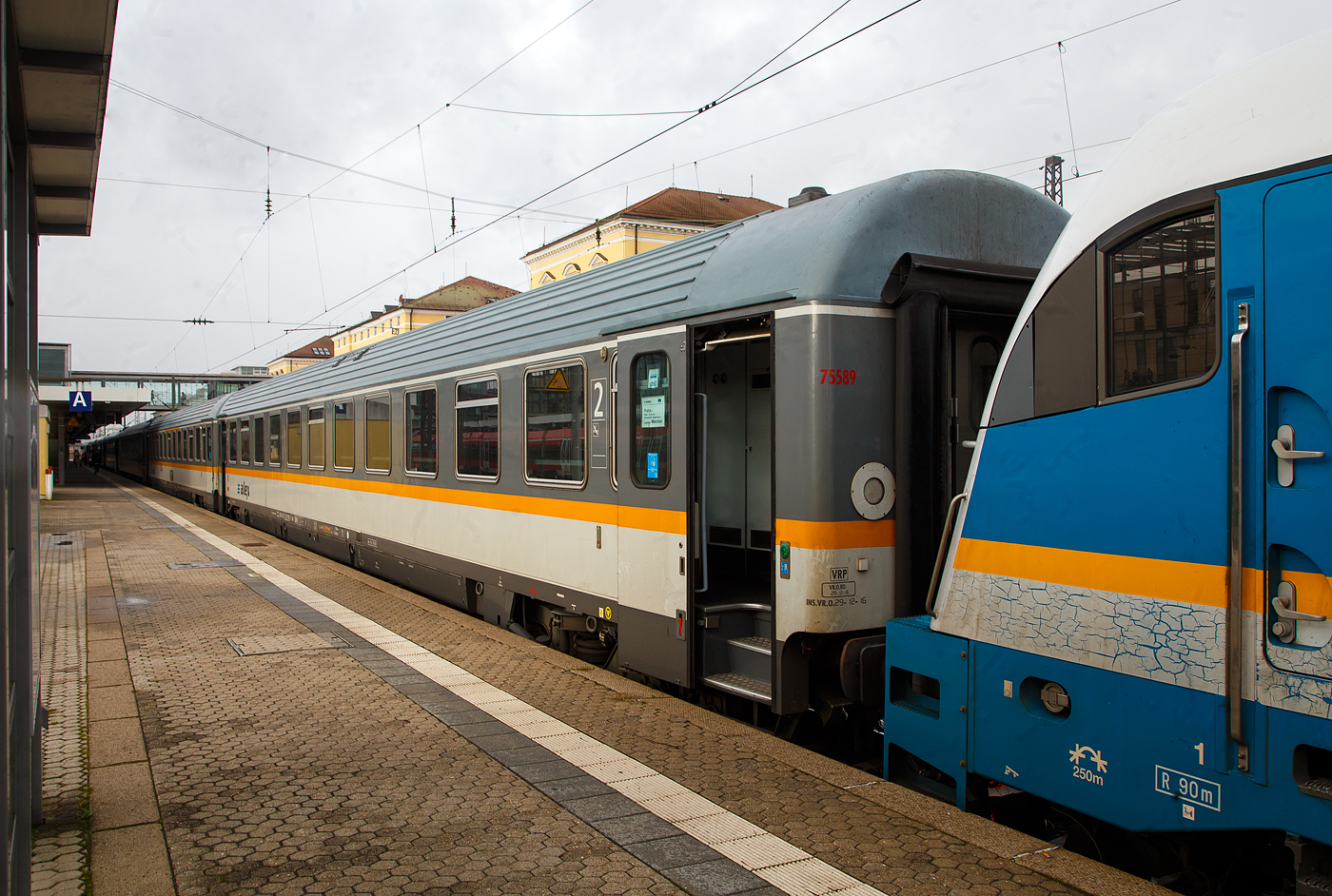 Hier nun in am 24.11.2022 im Bf Regensburg....
Der 2. Klasse alex-Schnellzugwagen I-DBL 61 83 21-90 788-2 der Gattung Bmz der Die Länderbahn GmbH, eingereiht als Wagen 262 in den alex RE 25 (Schwandorf – Regensburg – München). Der Wagen ist vermutlich ein ehemaliger FS Eurofima- Reisezugwagen (UIC-Typ Z) und daher weiter in Italien registriert. 

TECHNISCHE DATEN:
Spurweite: 1.435 mm
Länge über Puffer: 26.400 mm
Drehzapfenabstand: 19.000 mm
Achsstand im Drehgestell: 2.560 mm
Leergewicht: 47 t
Höchstgeschwindigkeit: 200 km/h
Zulassungen: RIC (AC mehrspannungsfähig)
Sitzplätze: 66 in der 2. Klasse in 
Abteile: 11 Abteilen mit je 6 Plätzen, 1 Dienstabteil
Toiletten: 1
Bremsbauart: WU-R
