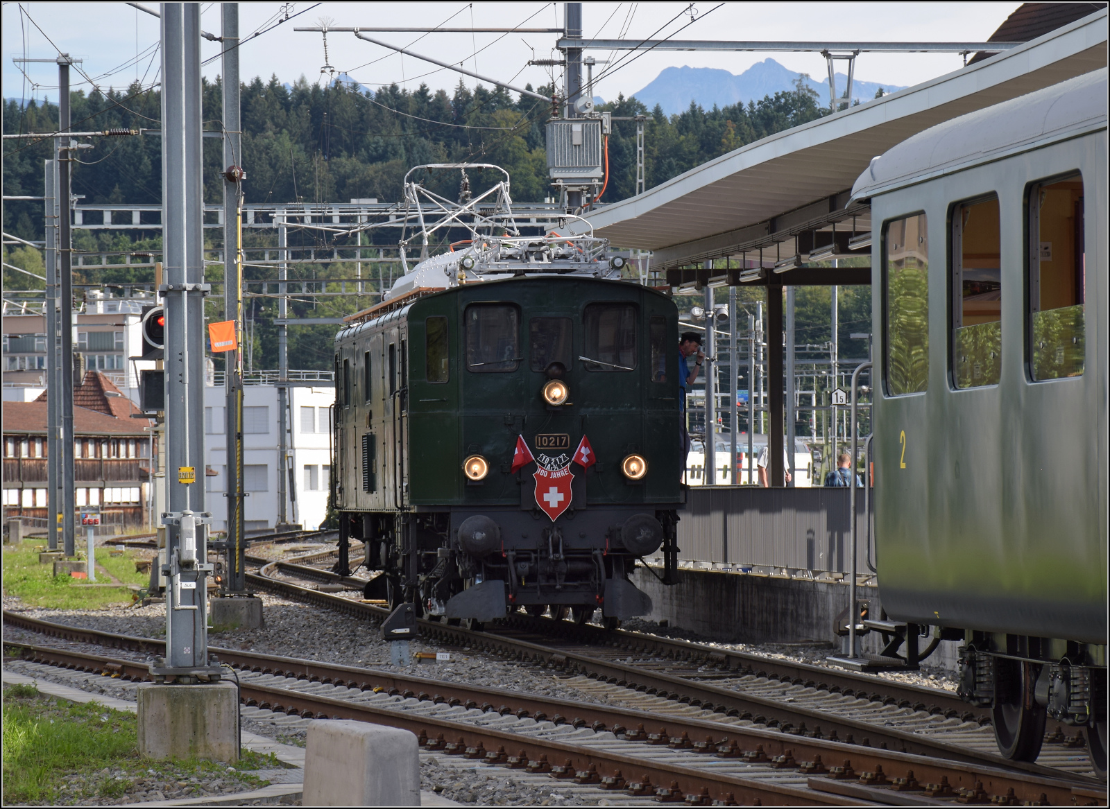 Historische Seethalbahn in Aktion.

Aus dem Zug der Seethalbahn wird die Gastlok Ae 3/5 10217 in Emmenbrücke -mit Staatsbeflaggung anlässlich ihres runden Geburtstages- zu ihrer Heimreise nach Olten rausrangiert. September 2024.