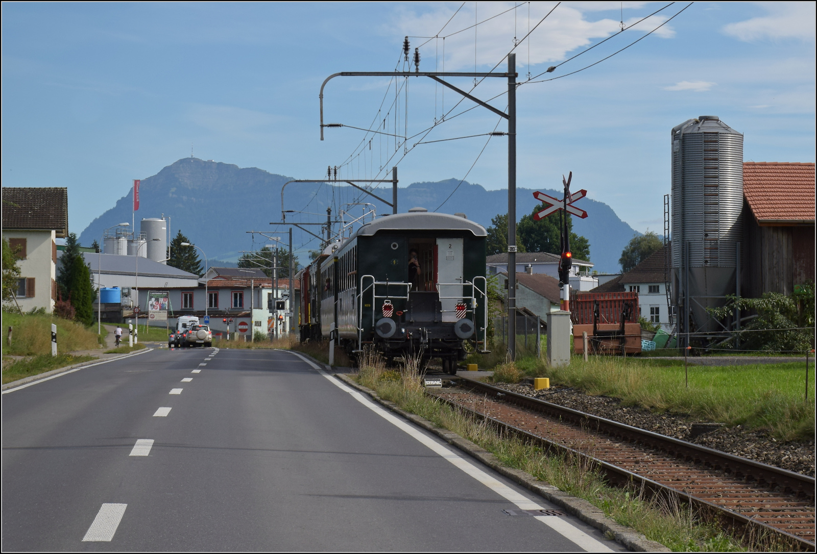 Historische Seethalbahn in Aktion.

Der Museumszug mit Seetalkrokodil De 6/6 15301, A 3/5 10217 und den Seetalwagen ABi 4415 sowie Bi 7714 bei Ballwil vor der Kulisse der Rigi. September 2024.