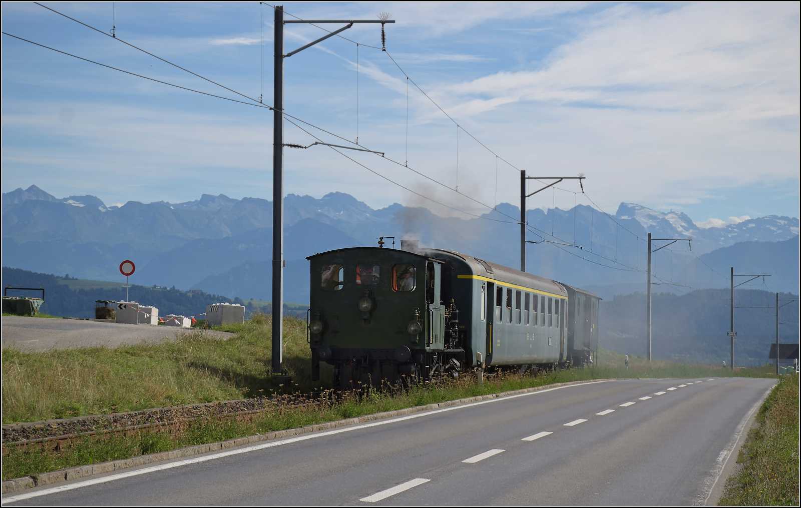 Historische Seethalbahn in Aktion.

E 3/3 'Beinwyl' der Seethalbahn mit BLS A 801 und SBB F 16847 beim Kieswerk Ballwil. September 2024.