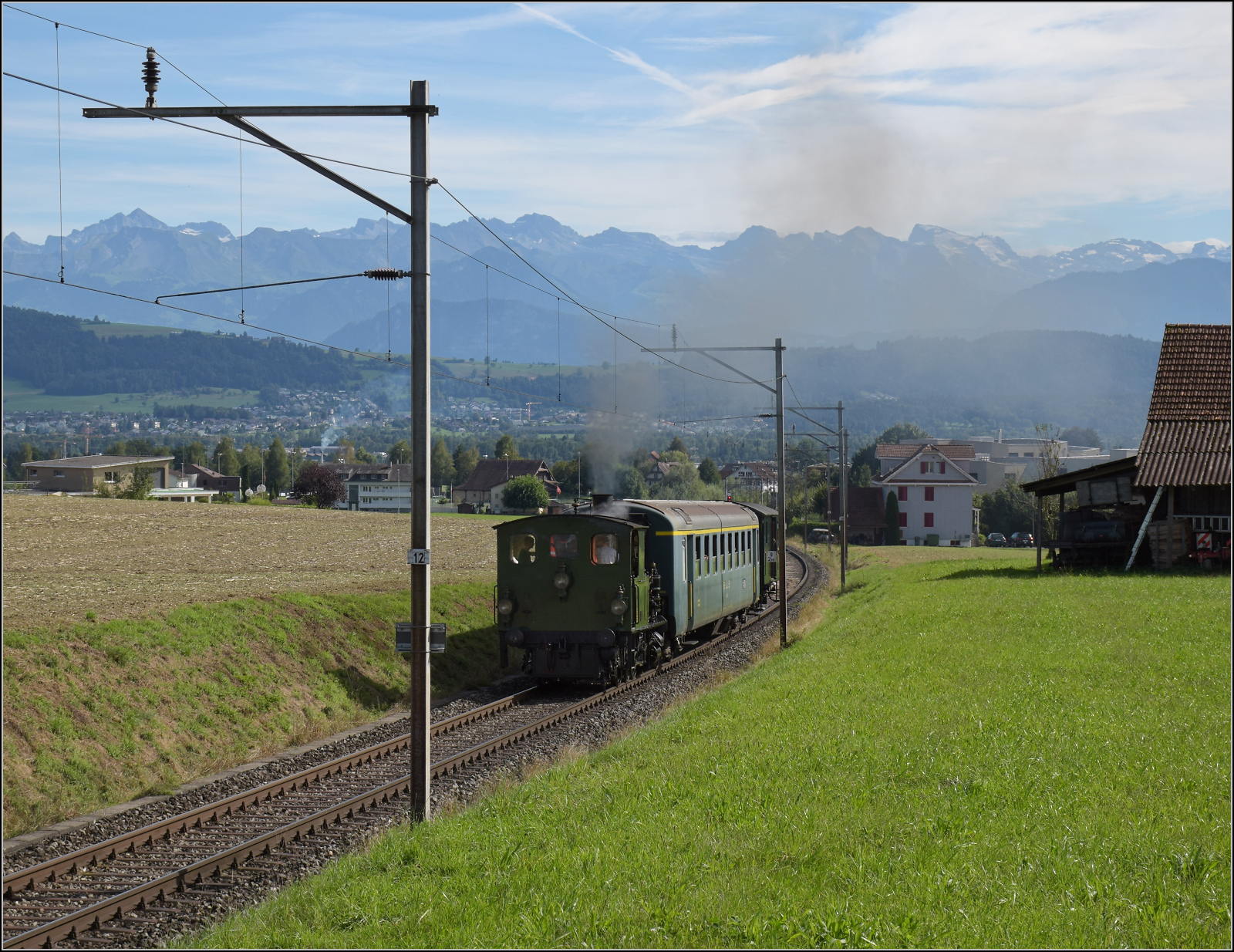 Historische Seethalbahn in Aktion.

E 3/3 'Beinwyl' der Seethalbahn mit BLS A 801 und SBB F 16847 erklimmt die Rampe von Eschenbach nach Ballwil. September 2024.